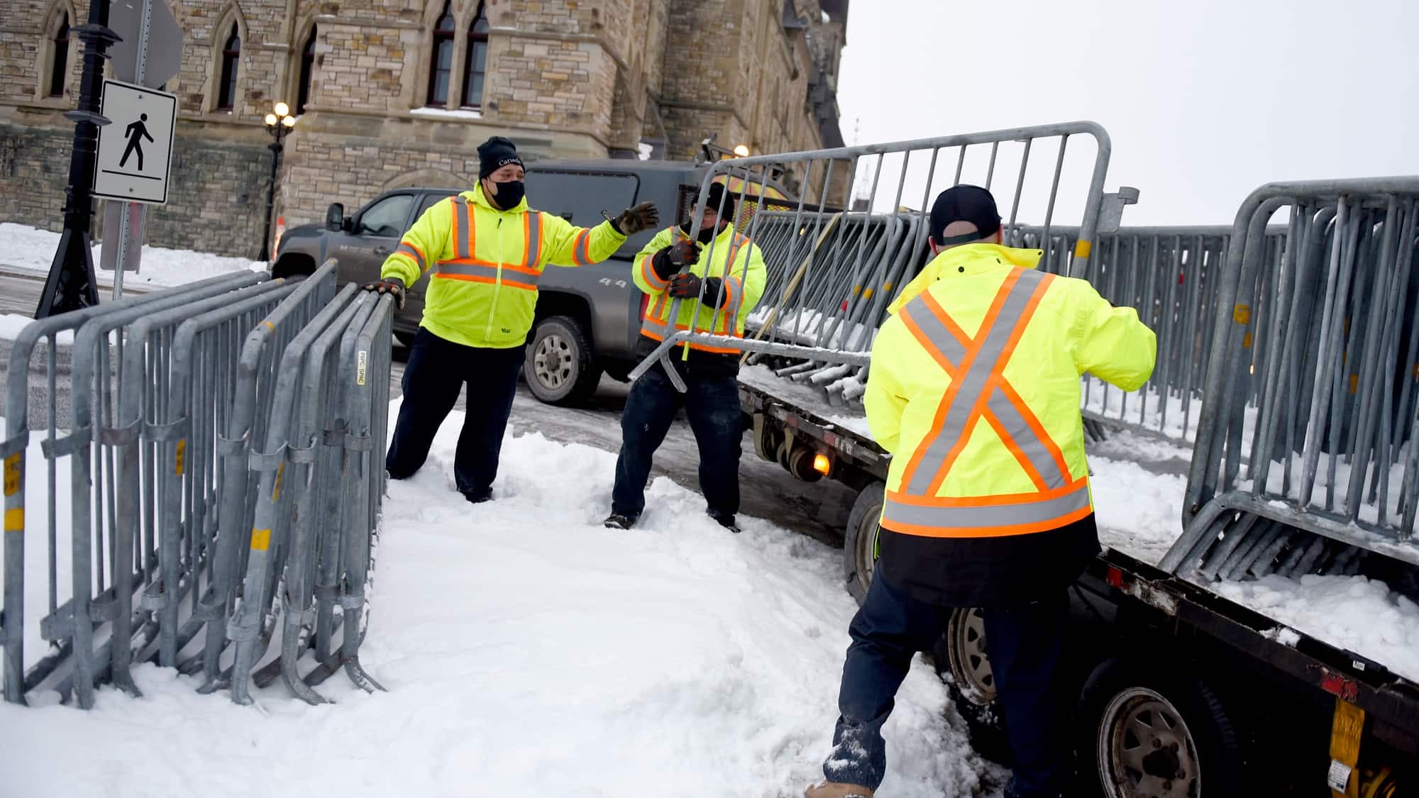 Des employés de la Ville d’Ottawa installaient des barrières devant le parlement d’Ottawa hier afin de pouvoir contrôler la foule.