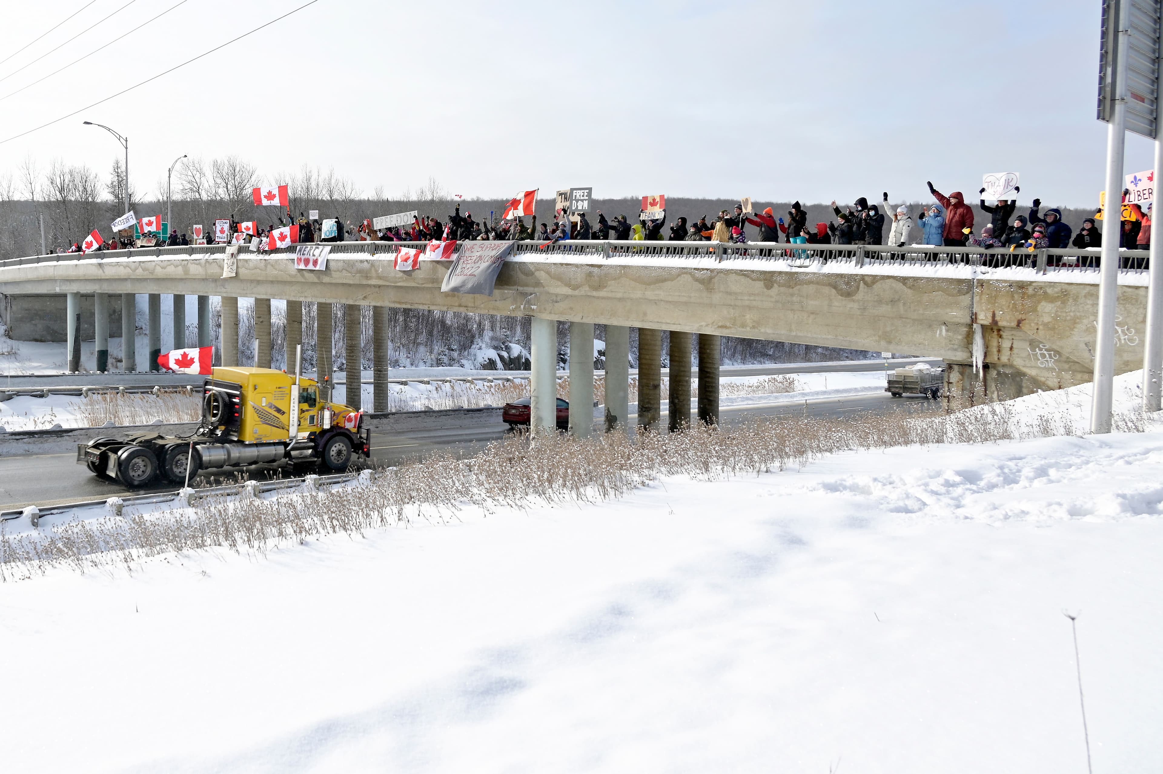La foule salue le départ de camionneurs de Stanstead, en Estrie.