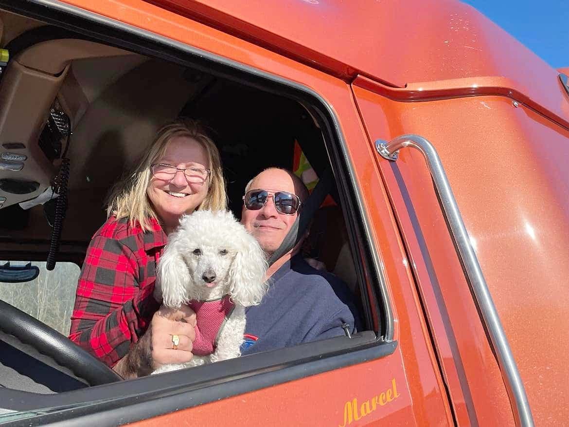 Marcel et Louise se rendront à Ottawa avec leur chien à bord de leur camion ce week-end.