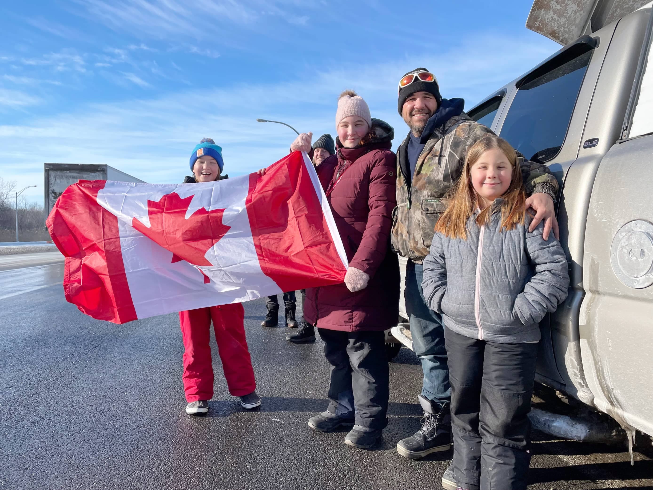 Hugues Laflamme était à Vaudreuil avec ses trois filles hier pour soutenir le convoi.