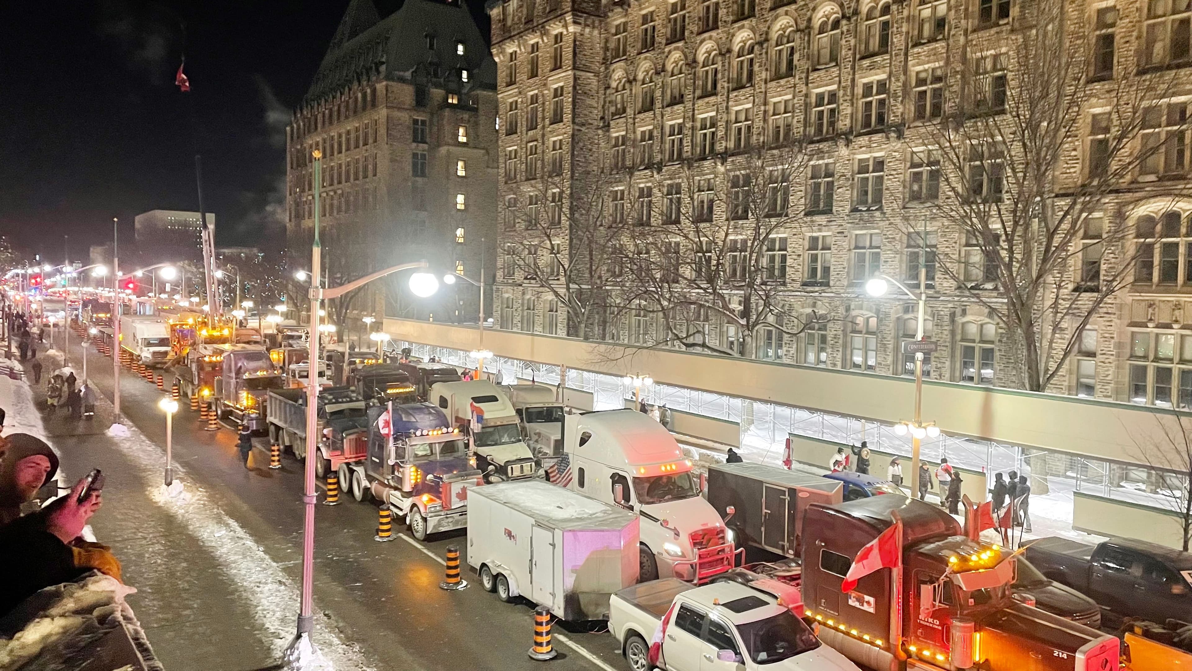 Des dizaines de véhicules hier soir devant le Parlement d’Ottawa.