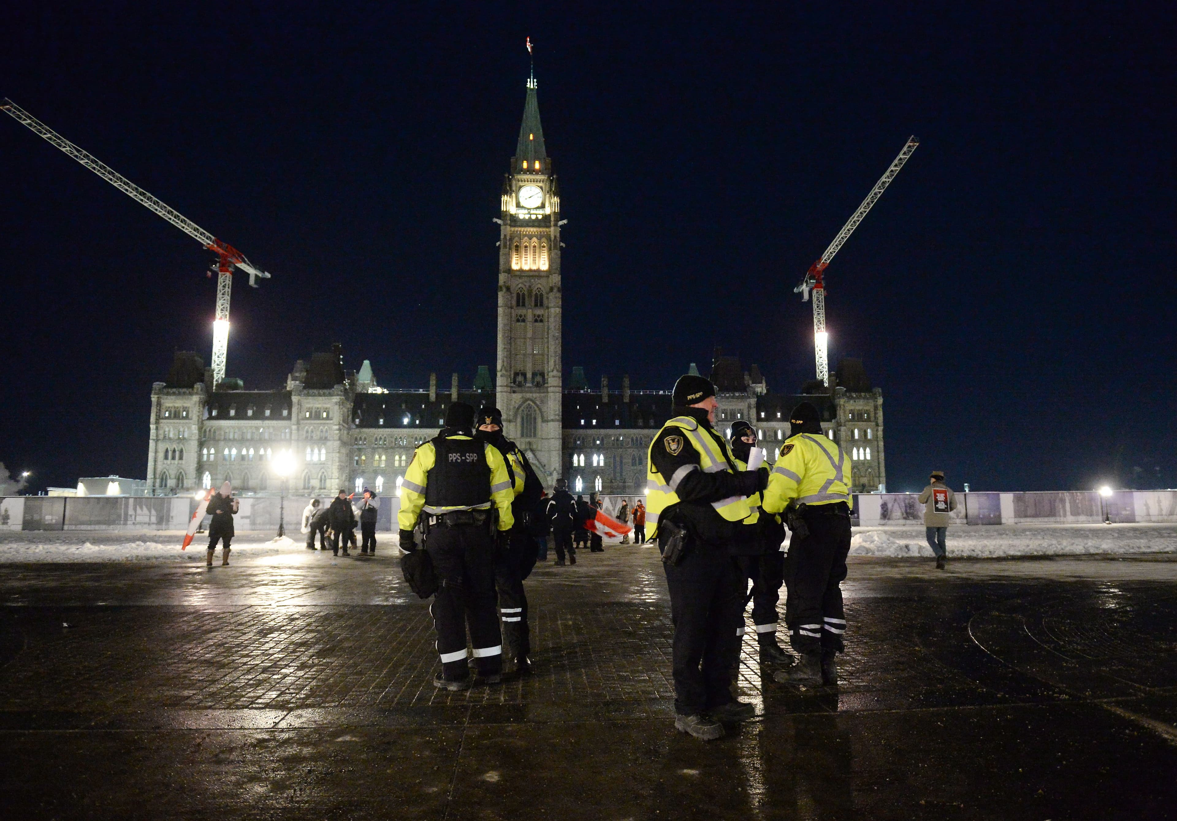 Plusieurs policiers montaient la garde devant le Parlement.