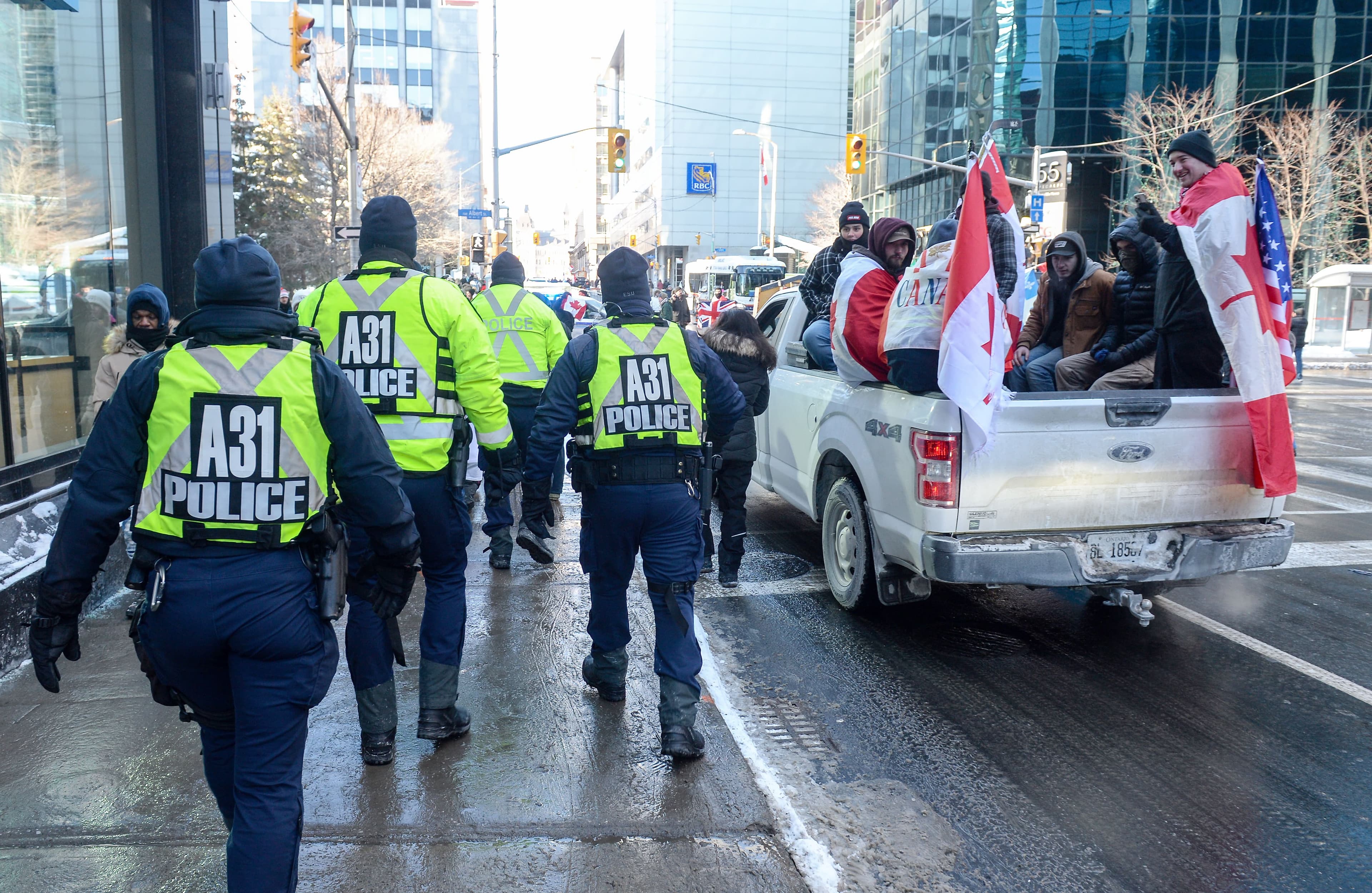 Des policiers s’assuraient qu’il n’y ait pas trop de débordements.
