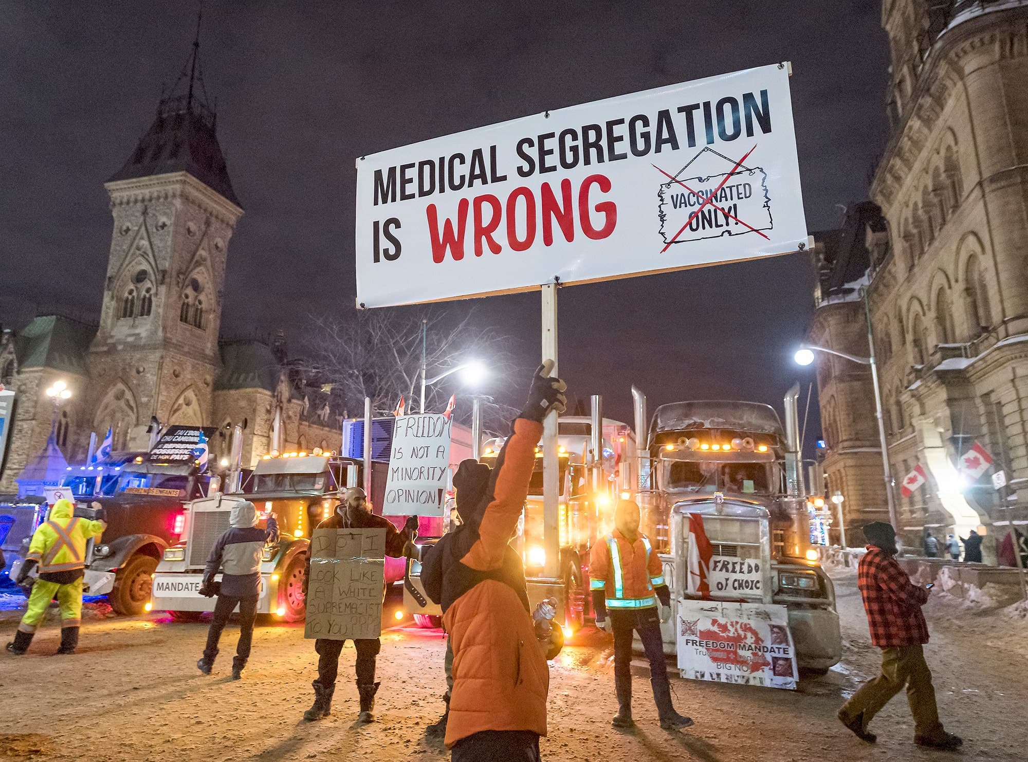 Plusieurs centaines de personnes, dont des camionneurs, qui protestent depuis vendredi soir contre la vaccination obligatoire et exigent la fin des mesures sanitaires, se sont rassemblées lundi encore devant le Parlement du Canada, à Ottawa.