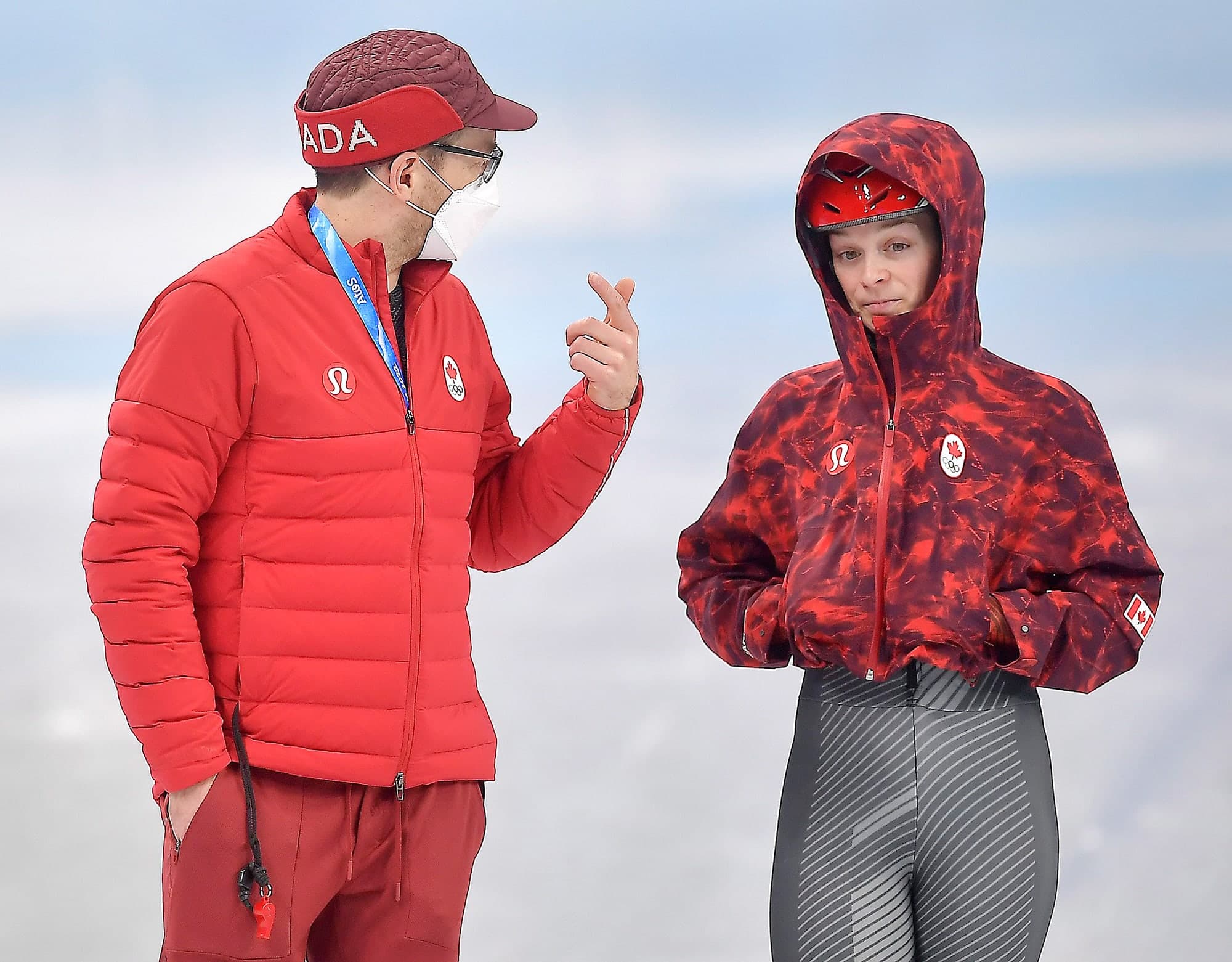Kim Boutin (à droite) et son entraîneur Sébastien Cros, hier, sur la glace du palais omnisports de Pékin.