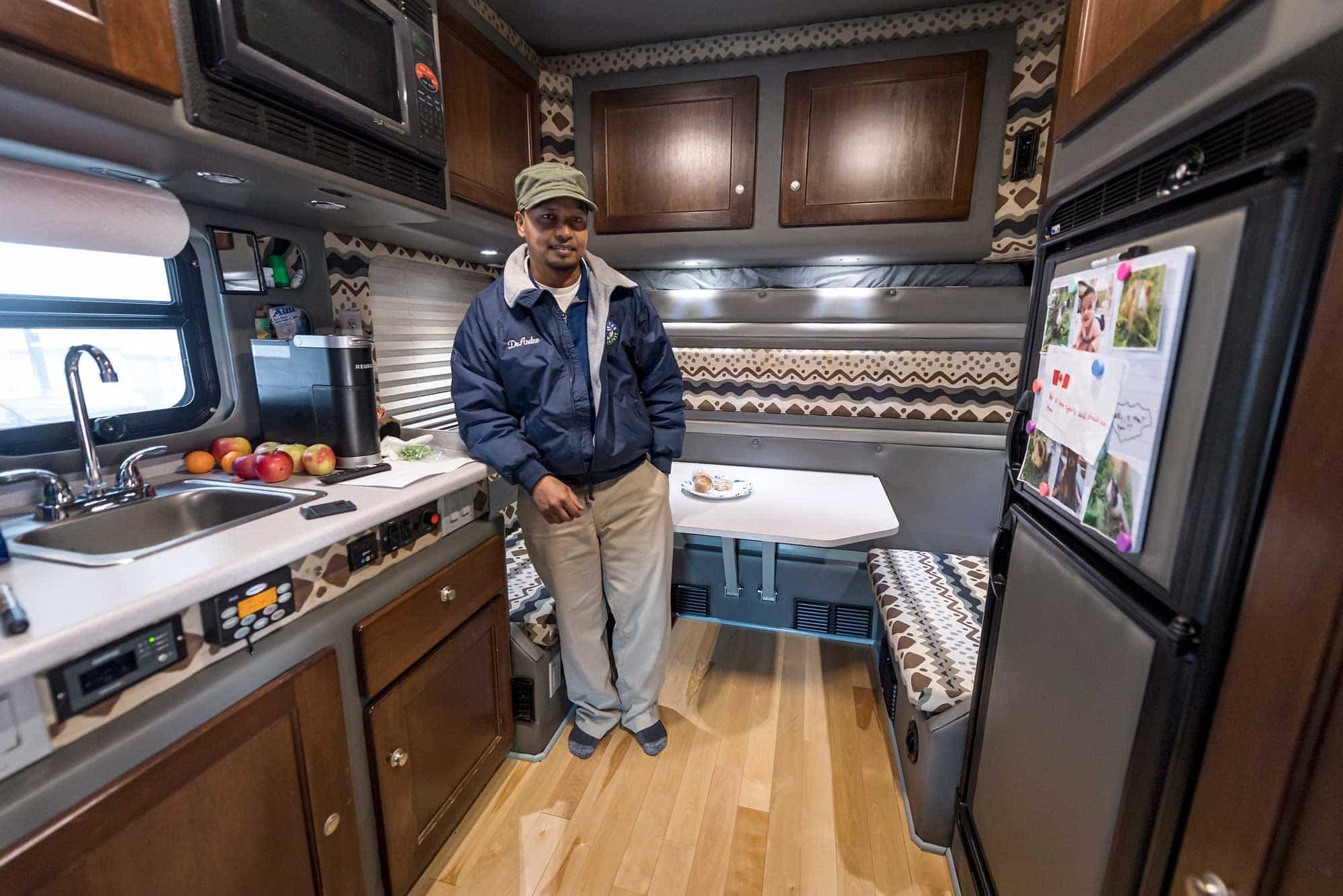 Le camionneur américain DeAndre Mahadeo est très à l’aise à l’intérieur de son salon roulant.