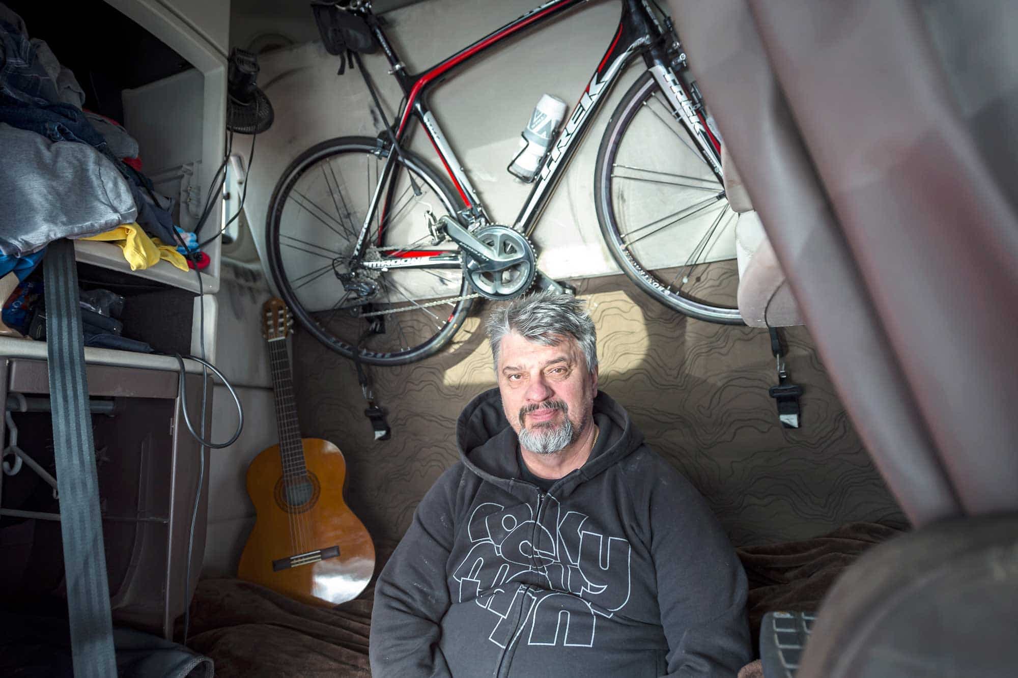 De son côté, Witold Skala n’a pas l’intention de partir et il a de quoi s’occuper dans son camion : sa guitare et son vélo.
