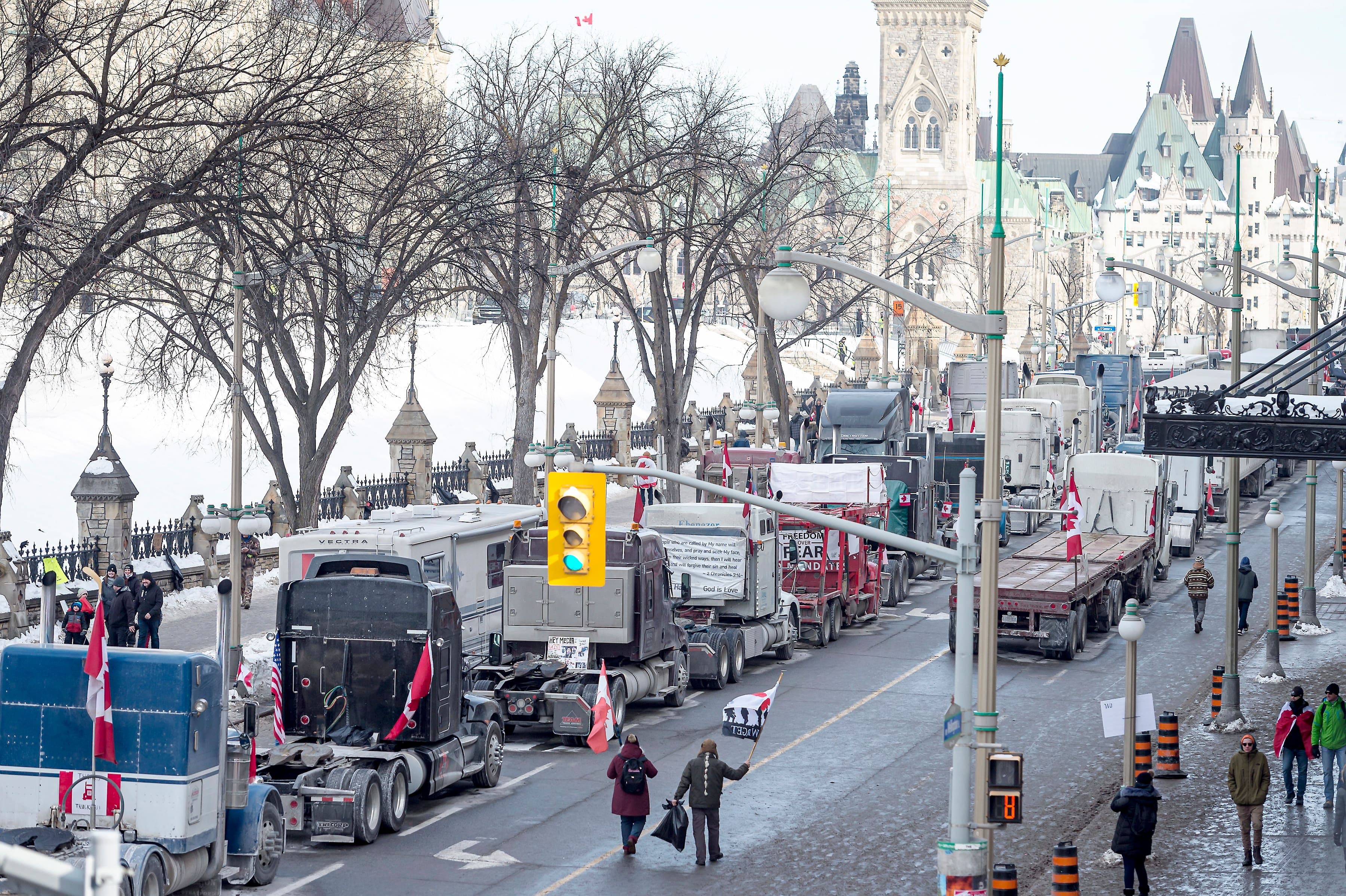 Des camionneurs et d’autres manifestants ont une fois de plus protesté contre la vaccination obligatoire et les mesures sanitaires, hier, devant le parlement du Canada, à Ottawa.