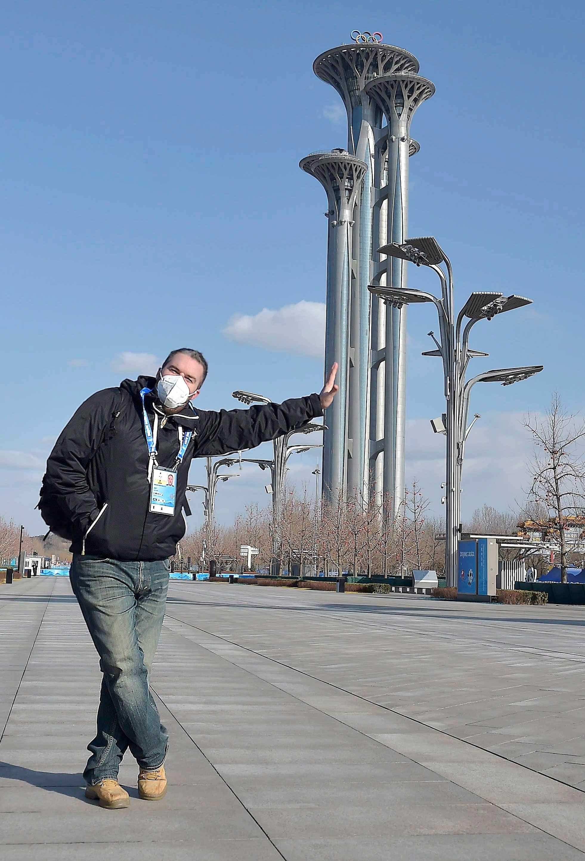 Malgré la COVID-19 et le sérieux du travail à accomplir, on prend le temps de s’amuser un peu comme ici devant les tours olympiques avec mon collègue photographe Didier derrière la lentille.