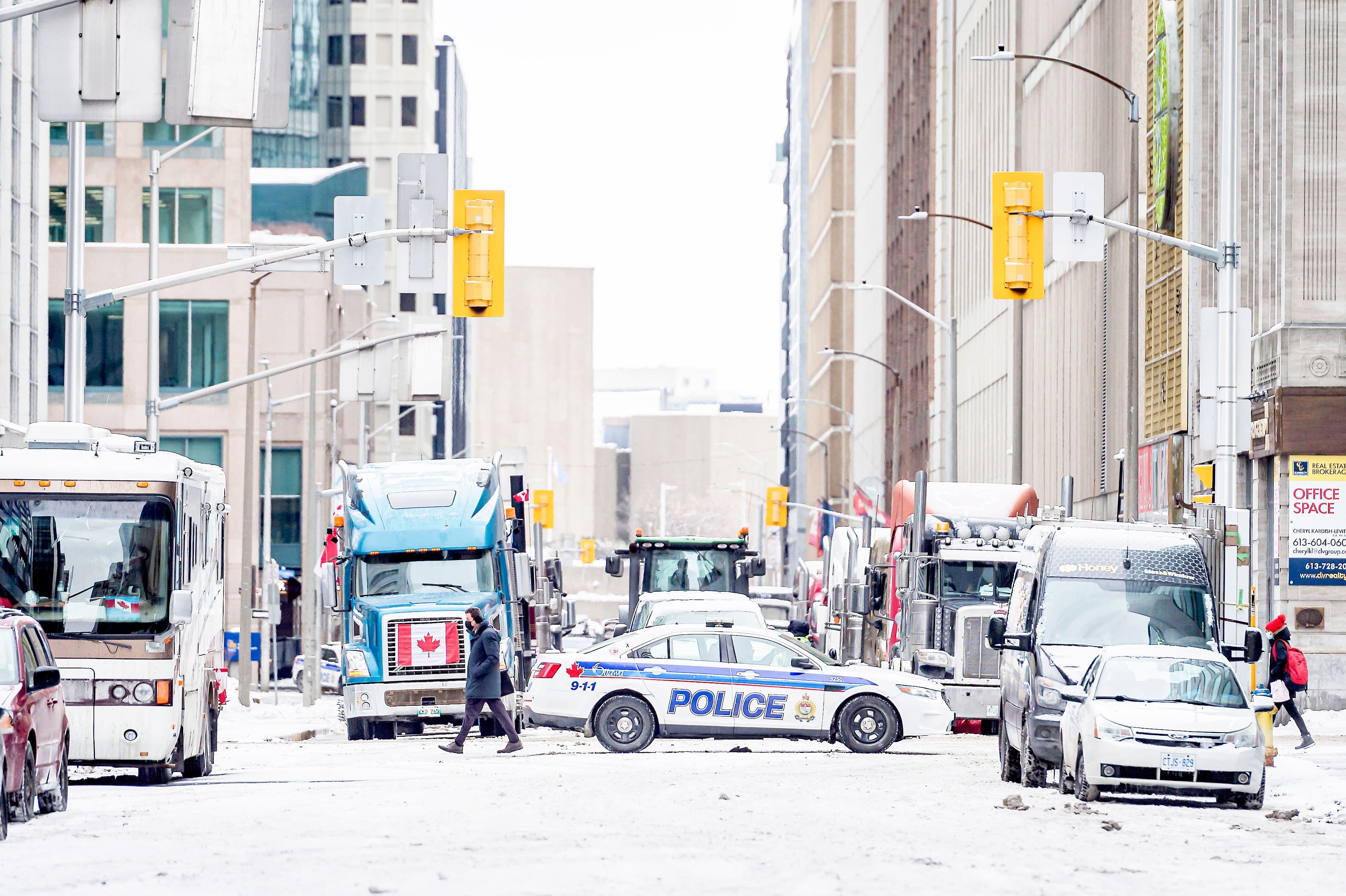 Des camions stationnés au centre-ville d’Ottawa jeudi.