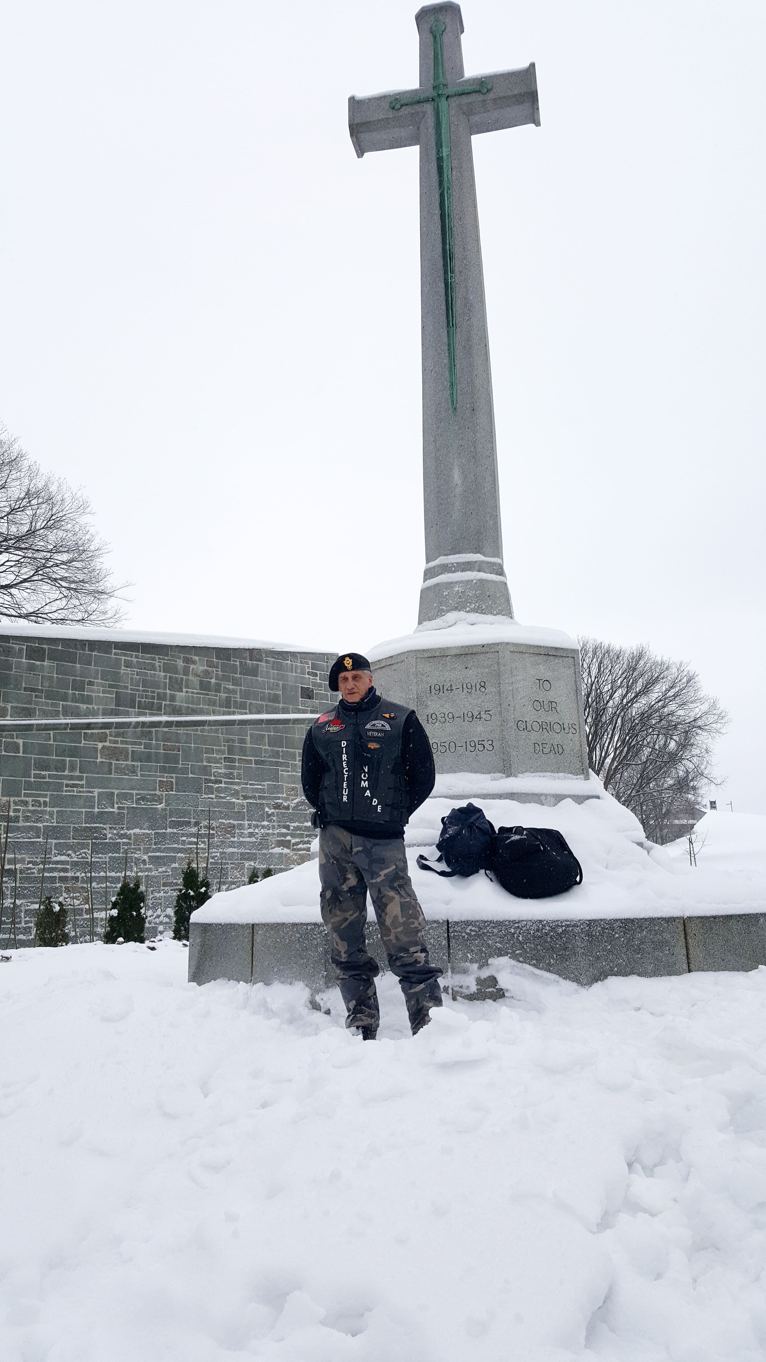 Danis Lizotte devant la Croix du sacrifice, qu’il va protéger de possibles agressions des manifestants qui s’amènent à Québec.