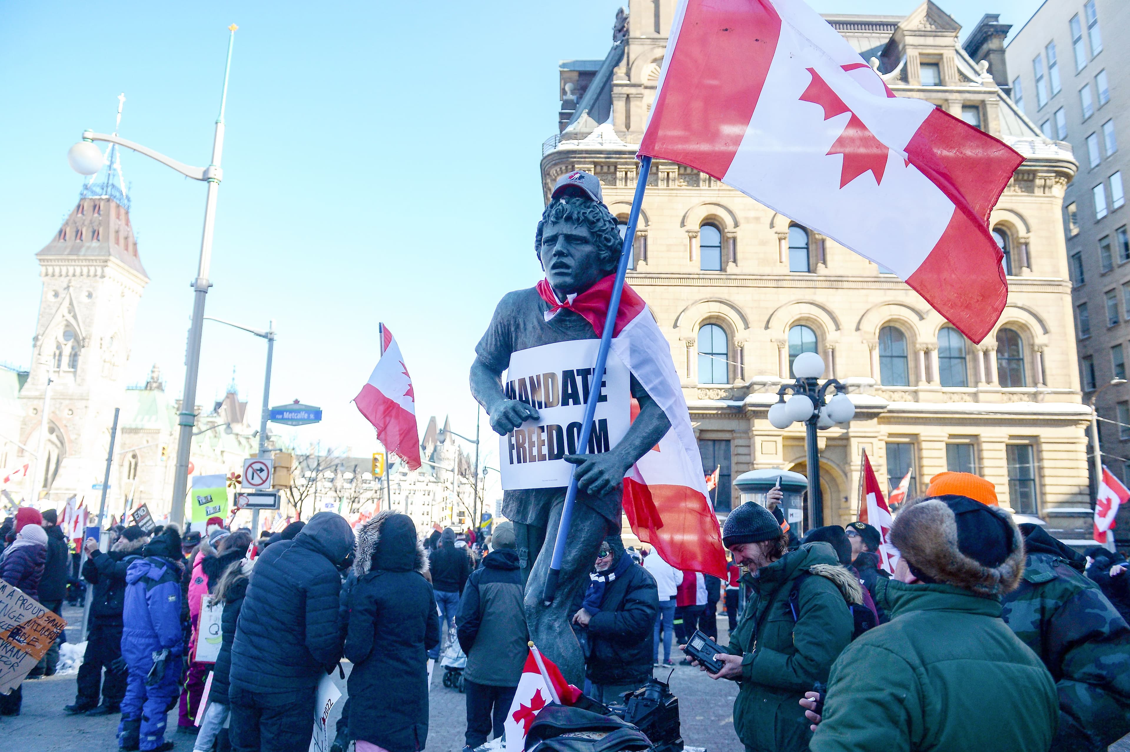 Les manifestants à Ottawa ont utilisé la statue de Terry Fox pour faire passer leur message.