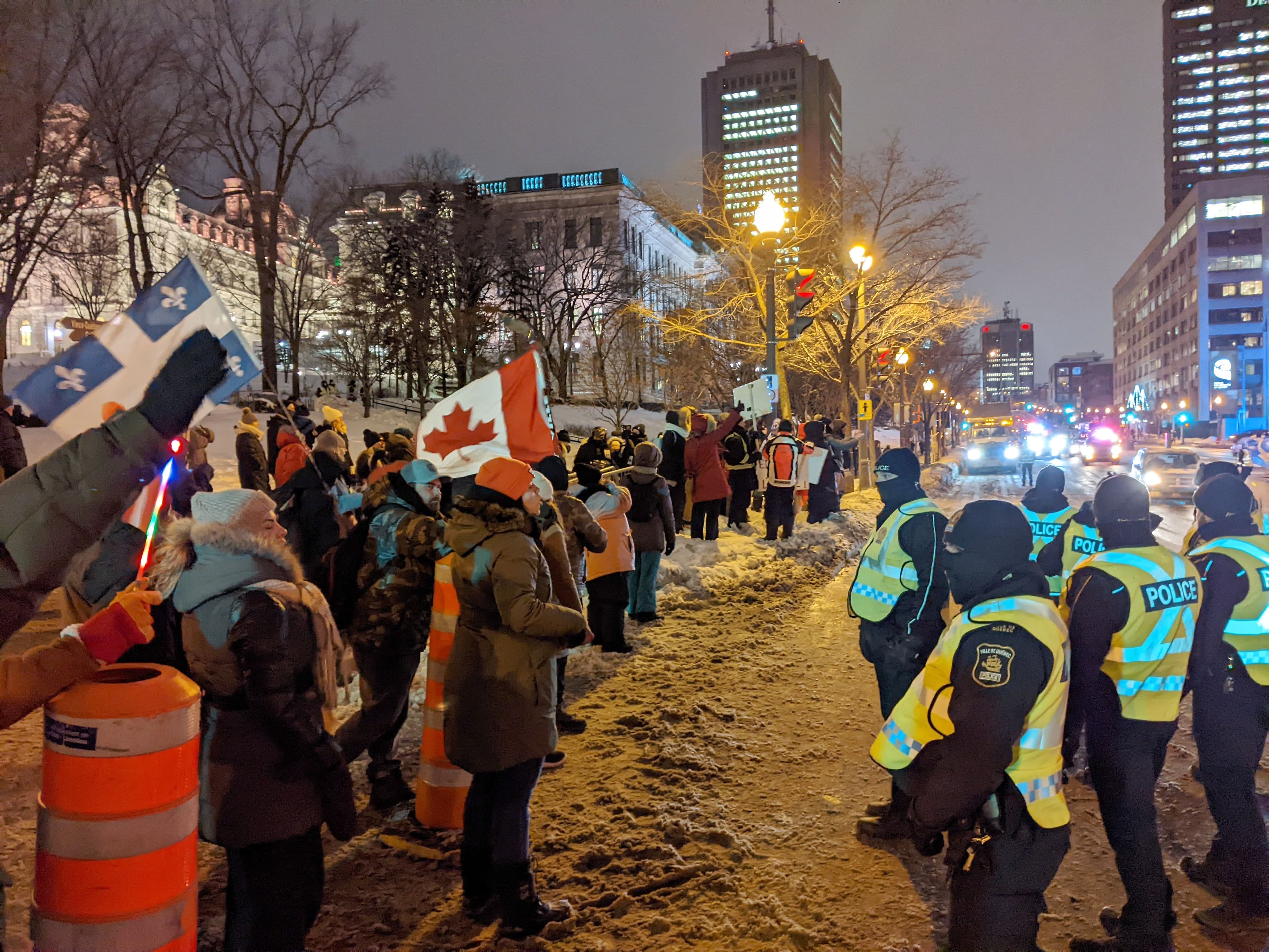 Des policiers et manifestants, jeudi soir, à Québec.