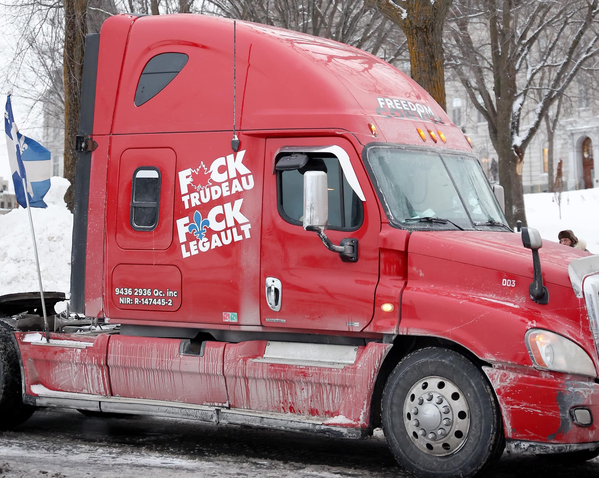 Sur ce camion qui se trouvait aux abords du parlement, ce vendredi, en haute-ville, on pouvait lire un message sans équivoque adressé aux premiers ministres canadien Justin Trudeau et québécois François Legault.