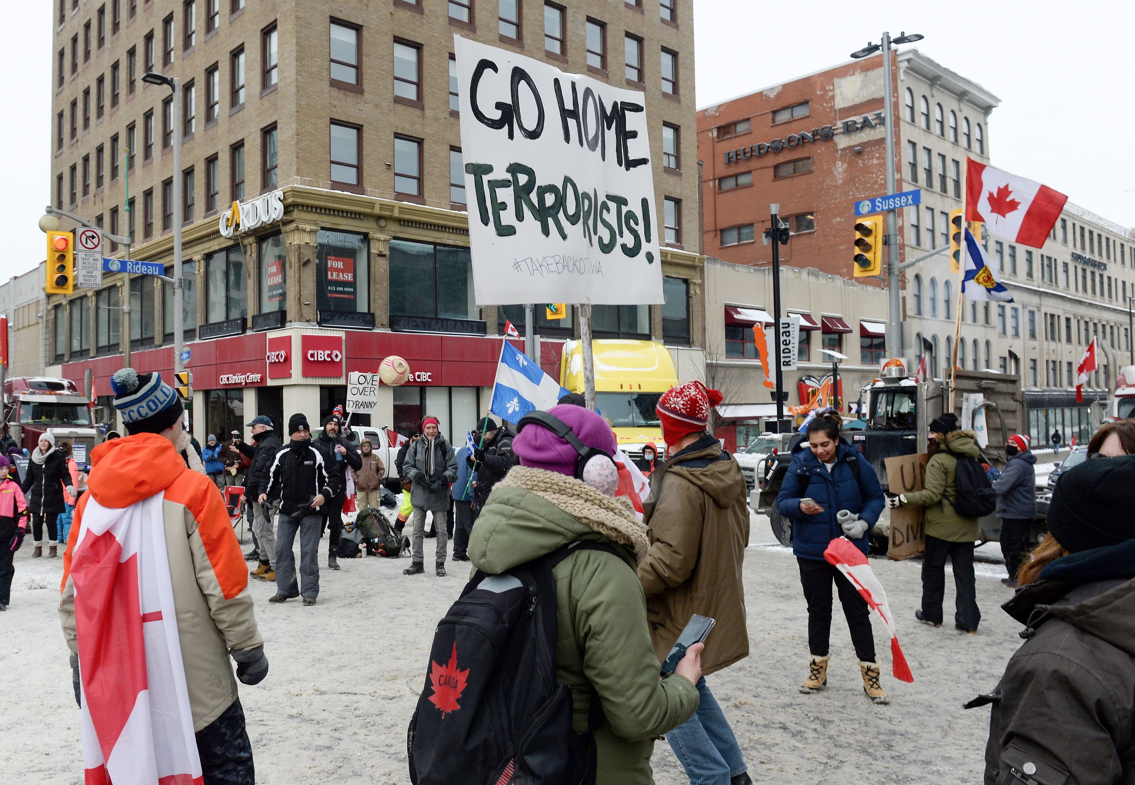Plusieurs citoyens ottaviens ont marché vendredi pour montrer leur ras-le-bol quant à l’occupation des manifestants, dont cette pancarte demandant aux « terroristes » de rentrer chez eux.