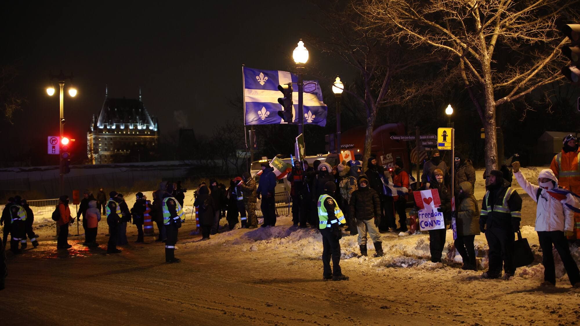 Des résidents du Vieux-Québec sont préoccupés par le bruit causé par la manifestation qui se tient aux abords de l’Assemblée nationale. Ci-dessus, des protestataires, ce vendredi en fin de soirée.
