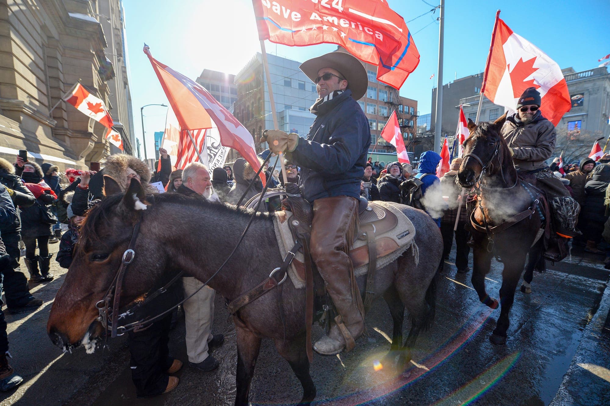 Un cowboy portant une bannière au nom de l’ancien président des États-Unis Donald Trump était présent à la manifestation d’Ottawa, qui entame sa dixième journée.