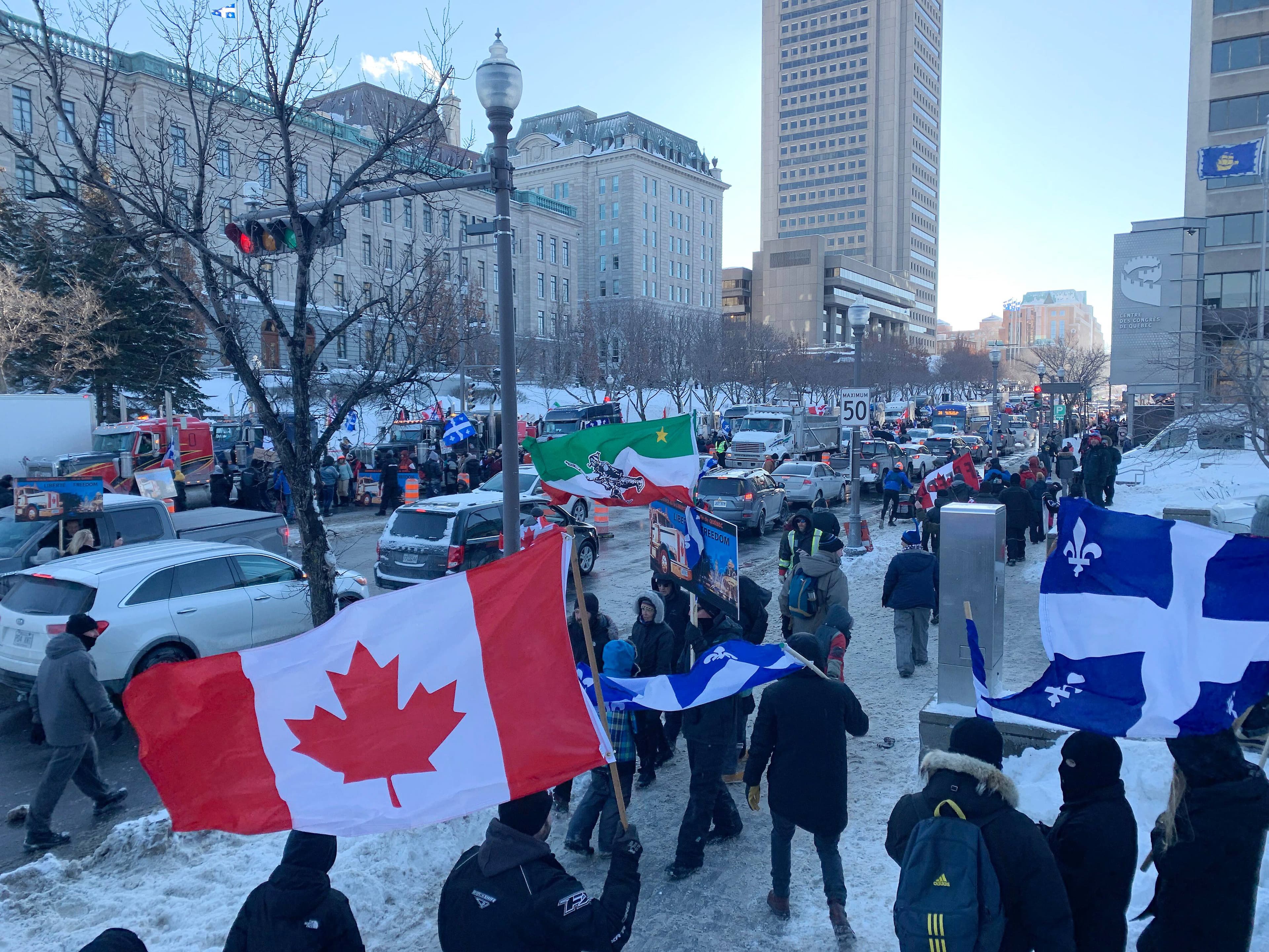 Des manifestants sur le boulevard René-Lévesque, samedi, à Québec, près de l’Assemblée nationale.