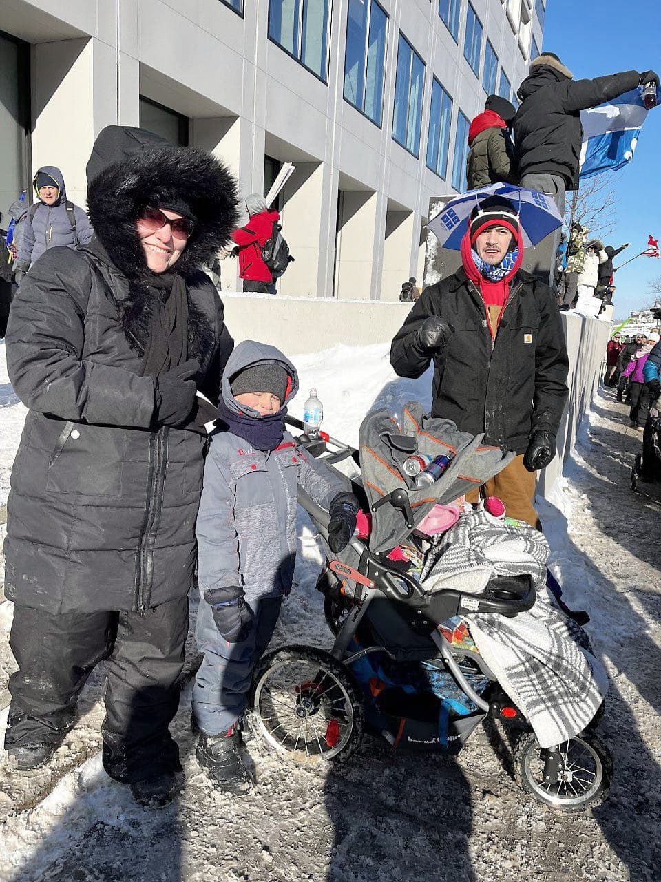 « On recommence à travailler cette semaine, mais s’il y en a encore la semaine prochaine, nous y serons », a dit Catherine, de Thetford Mines, venue avec son conjoint, Pierre-Michel, et leurs enfants.