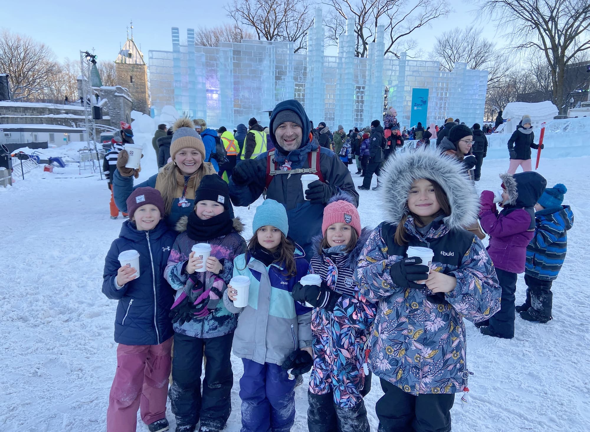 La famille Mathieu et leurs amis se sont réunis ce samedi au palais de Bonhomme pour déguster un chocolat chaud dans une ambiance carnavalesque.