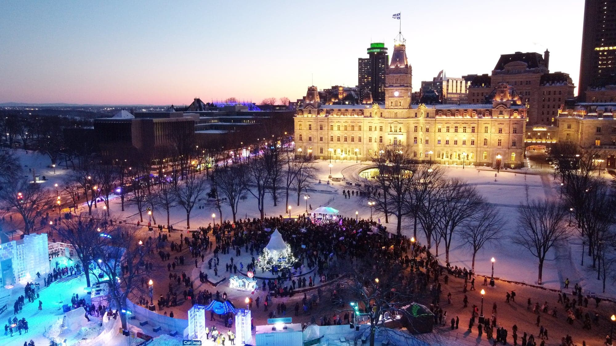 Quelques milliers de personnes ont manifesté contre les mesures sanitaires hier aux abords de l’Assemblée nationale.