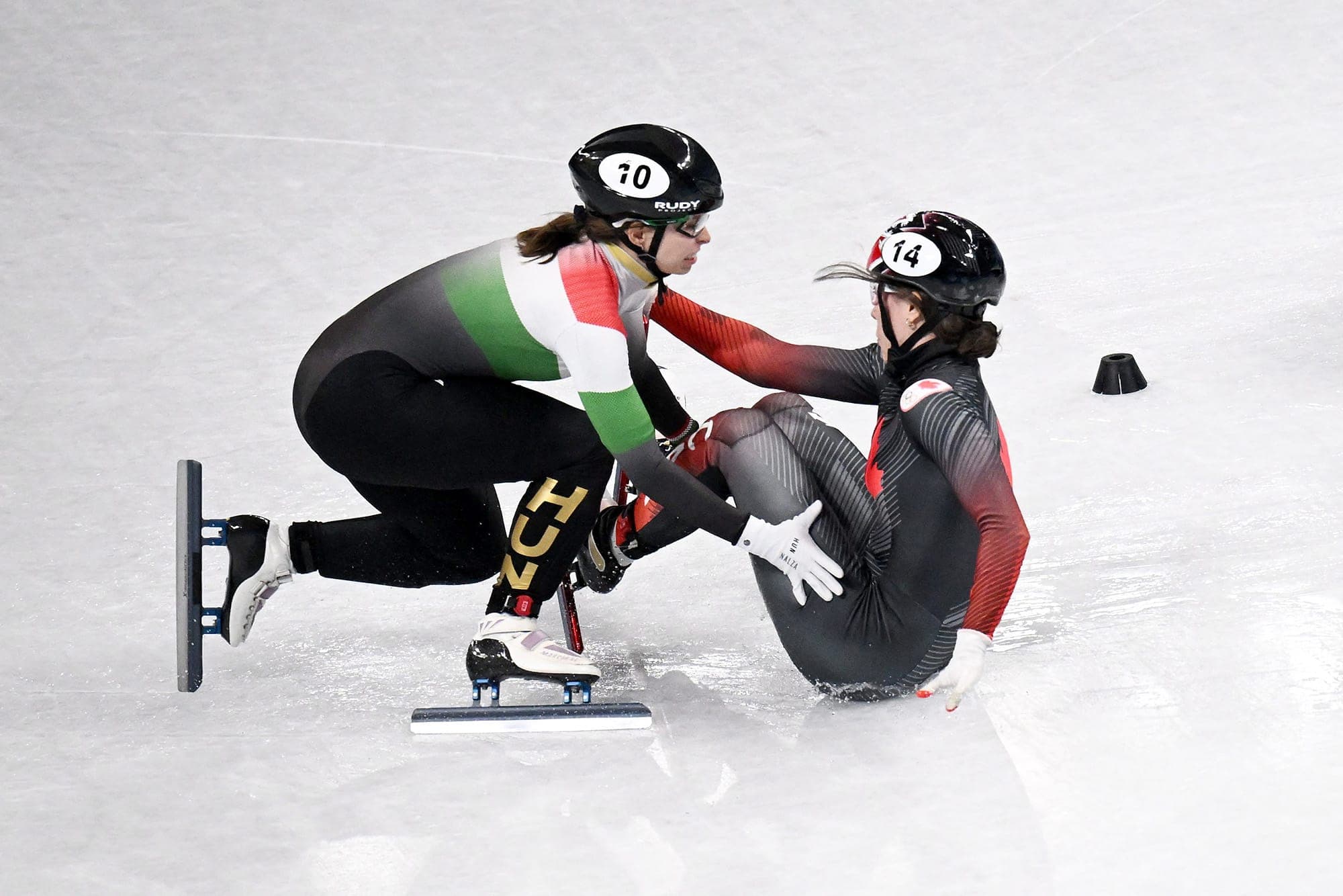 En voulant tenter un dépassement par l’intérieur, Florence Brunelle a touché à la lame de sa rivale hongroise. Les deux patineuses ont chuté et le Canada a été relégué au sixième rang pour ainsi être privé d’une chance de médaille sur le relais mixte 2000 m.