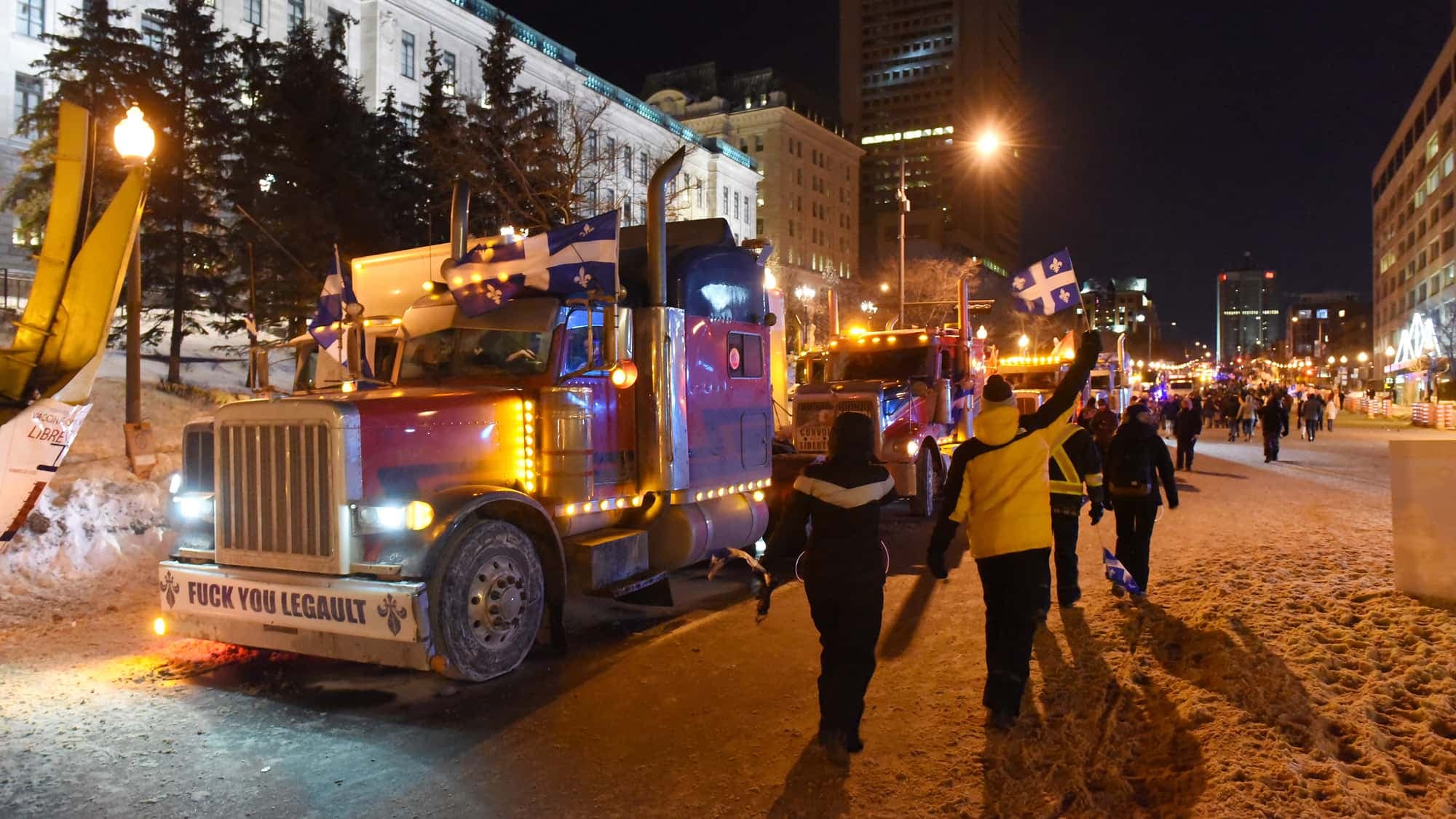 Les policiers de Québec ont affirmé qu’ils toléreraient la présence de poids lourds stationnés sur le boulevard René-Lévesque pour la nuit.