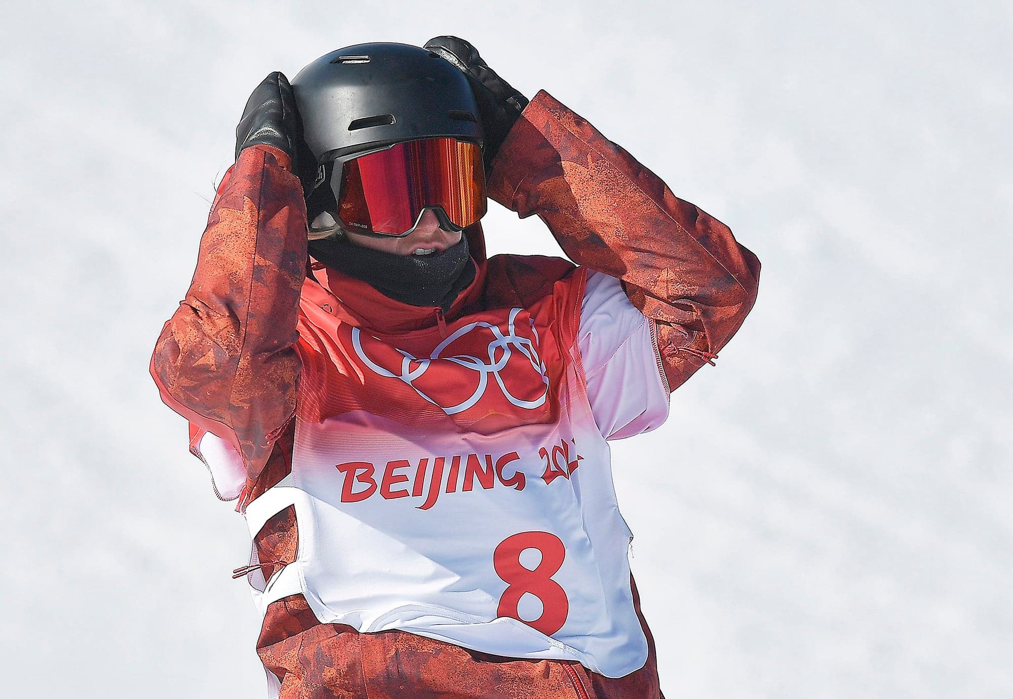 Laurie Blouin réagit à la suite de sa chute à l’atterrissage d’un saut de sa deuxième descente en finale, samedi.
