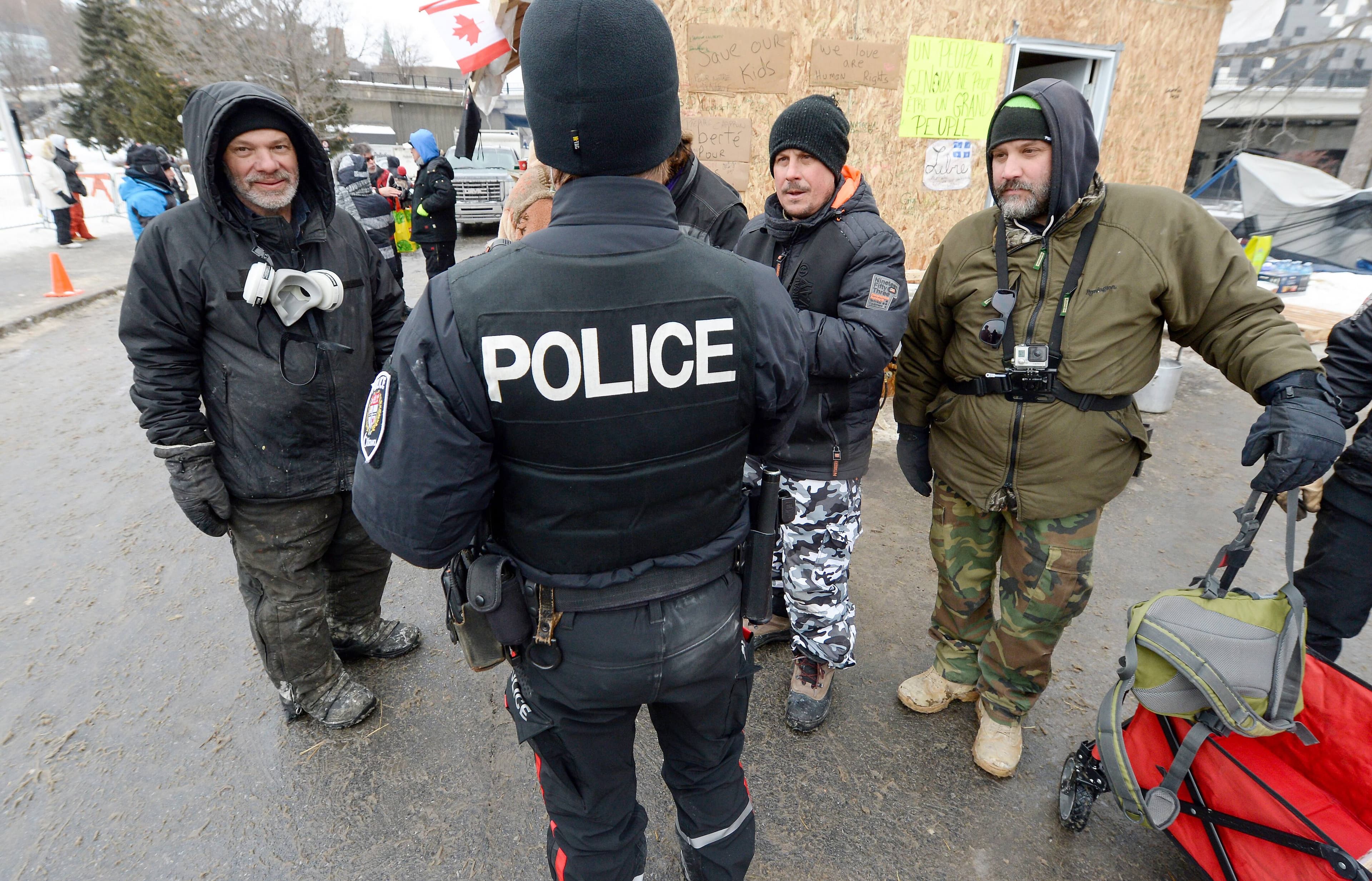 Les autorités en ont plein les bras à Ottawa, comme ici, dimanche, où ils ont exigé le démantèlement du campement érigé par un Québécois dans le parc de la Confédération.