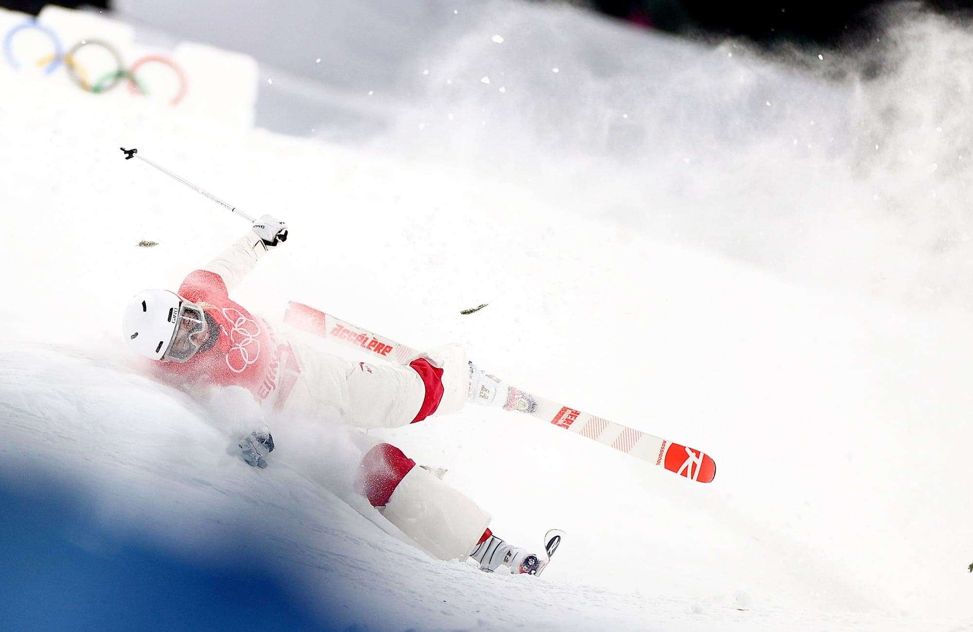 Sur la première bosse, Justine Dufour-Lapointe a fait une chute qui a transformé son rêve olympique en cauchemar.