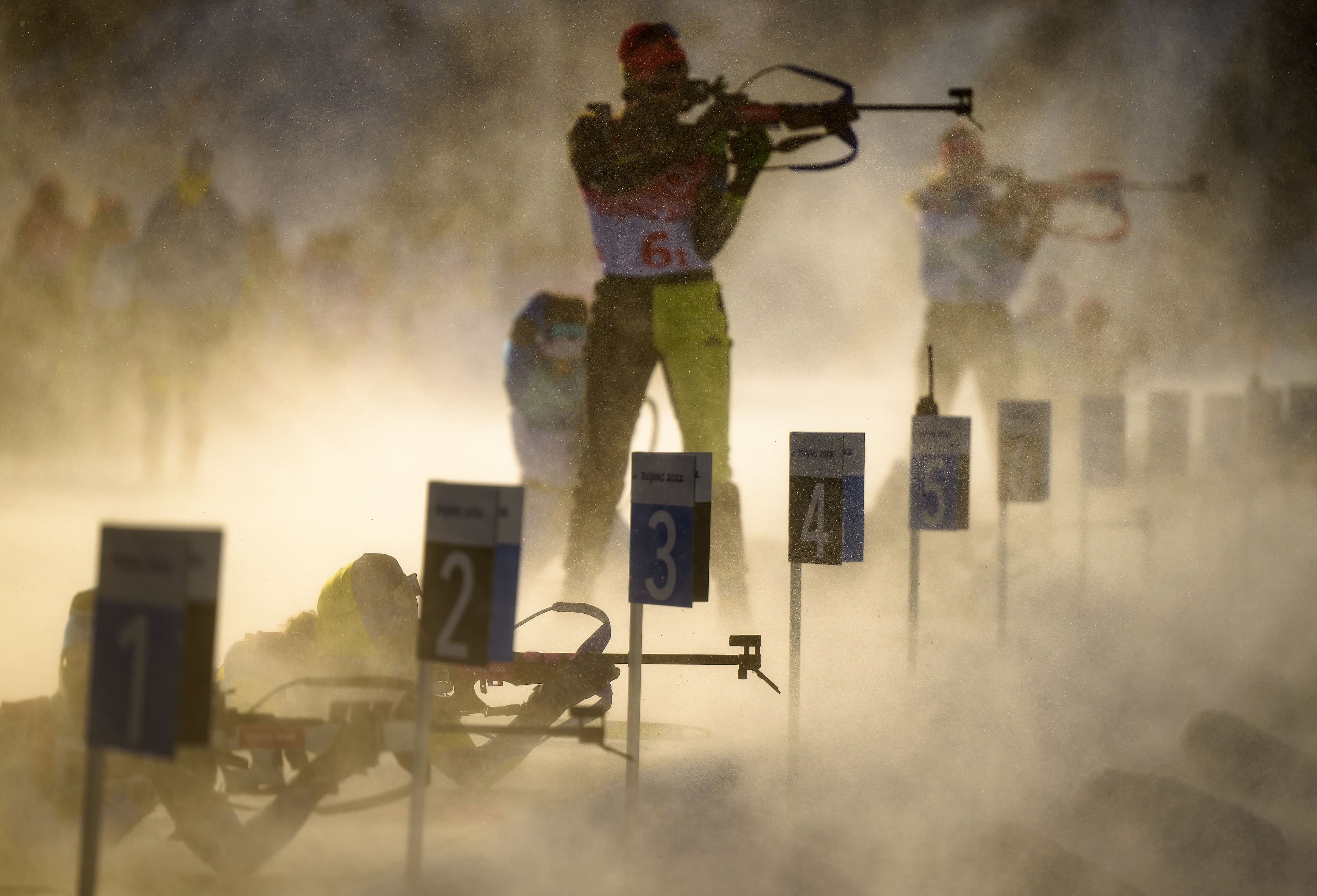 Il n’était pas évident pour les biathlètes, dont la Suédoise Hanna Öberg, d’atteindre leur cible et de skier dans des conditions glaciales et venteuses.