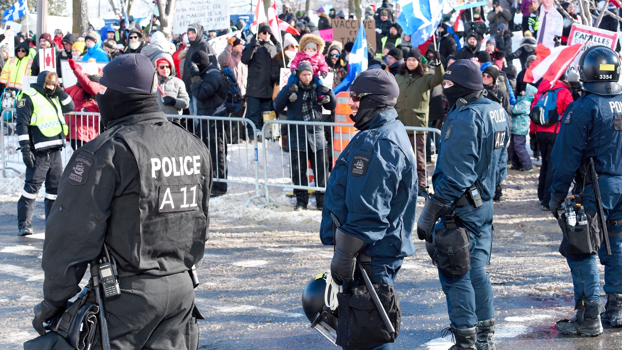 La police de Québec dispose de nouveaux pouvoirs pour encadrer la circulation, le stationnement et la fermeture de rues en vue des manifestations qui commencent vendredi. Sur la photo, des policiers lors de la manifestation du 5 février.