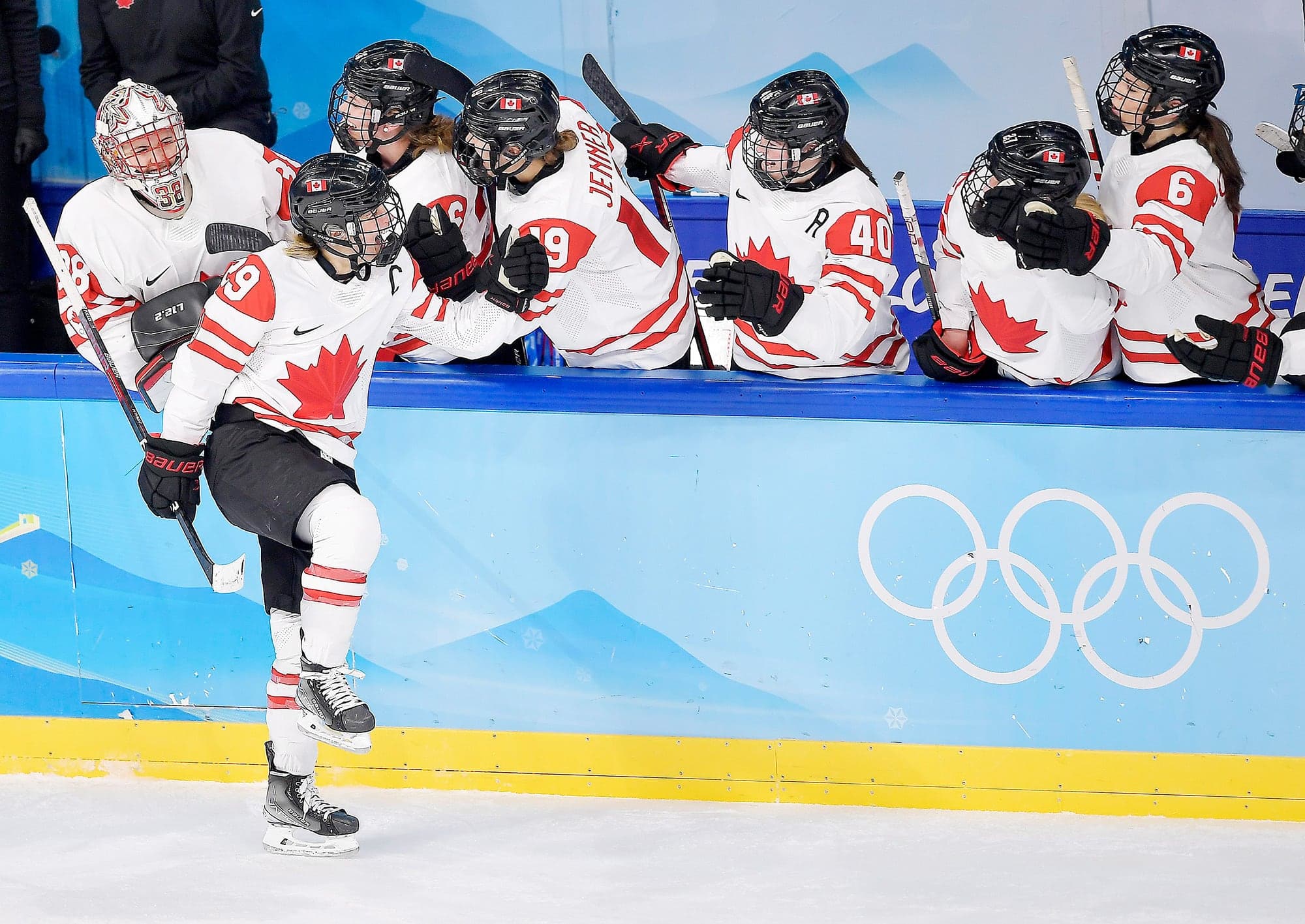 Marie-Philip Poulin célèbre son but en tir de pénalité contre les Américaines avec ses coéquipières.