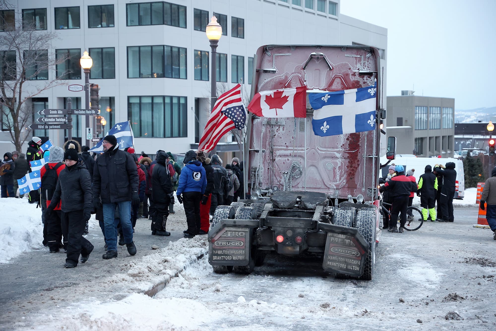 Les manifestants étaient nombreux en fin de semaine dernière à Québec à défiler dans les rues avec des drapeaux pour protester contre les mesures sanitaires.