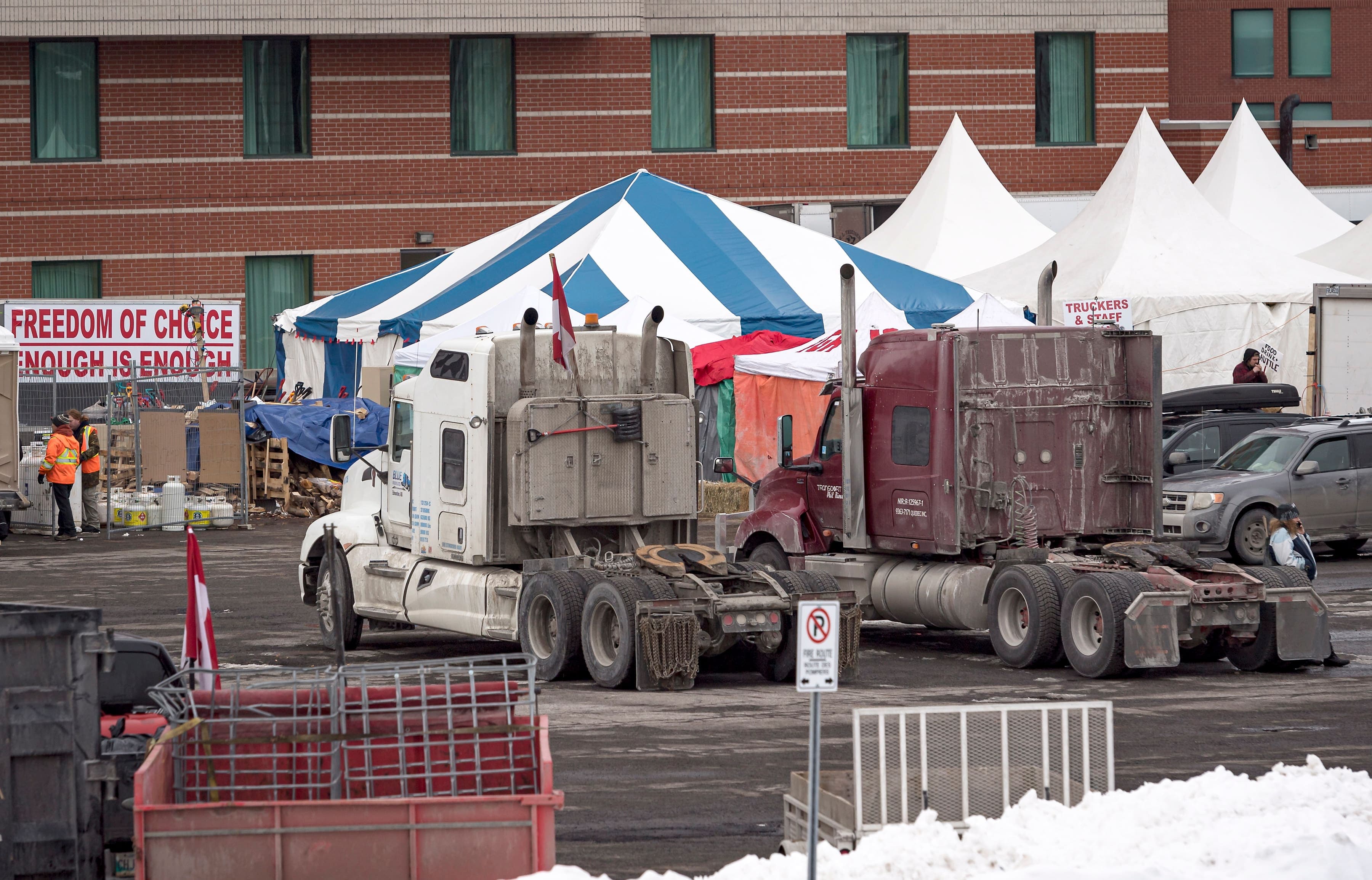 Le camp, qui sert à approvisionner les manifestants du centre-ville, est très bien organisé et comprend des chapiteaux, des toilettes chimiques, des bidons d’essence et même des saunas.
