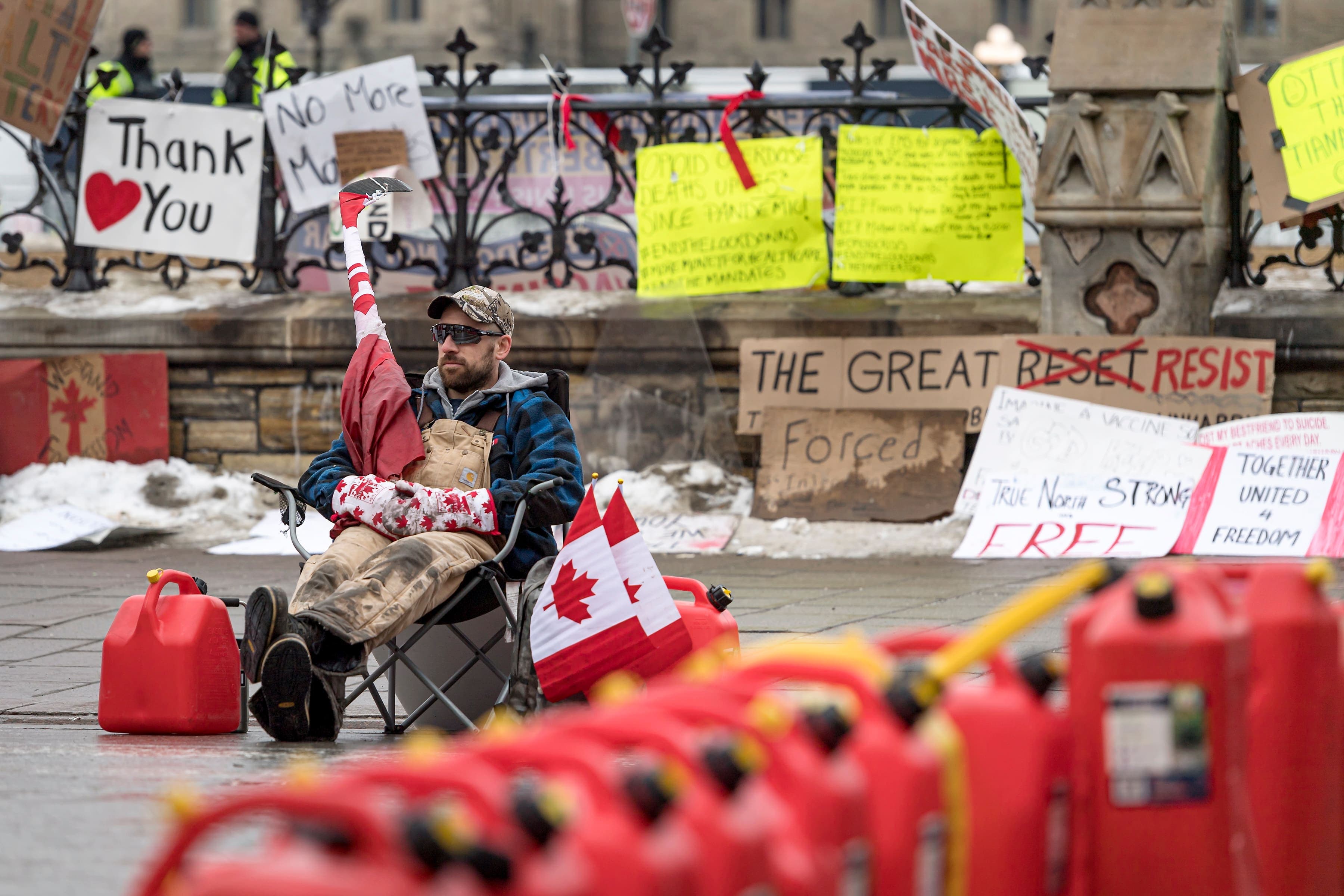 Ce manifestant, comme bien d’autres, est organisé pour demeurer longtemps sur les lieux.