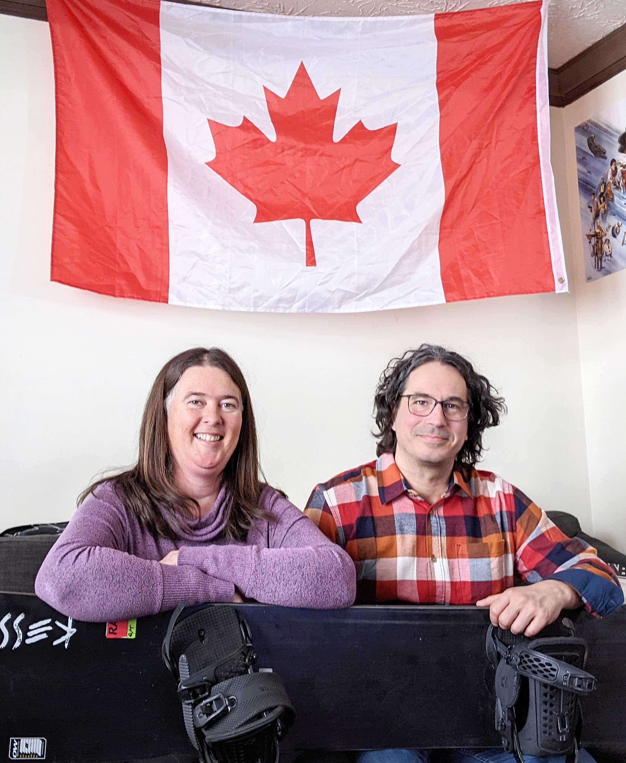 Les parents du planchiste Éliot Grondin, Mélanie Turcotte et Jean-Francis Grondin, sont ici dans leur maison de Sainte-Marie avec une planche de surf des neiges. Leur fils a obtenu l’argent en snowboard cross et ils en sont très fiers.