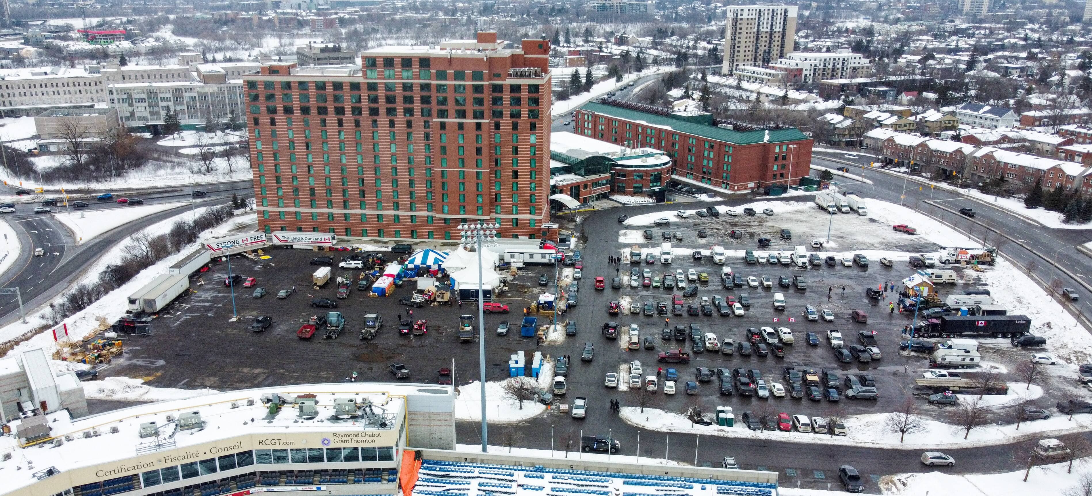 Le campement rue Coventry est installé sur le stationnement d’un terrain de baseball. Les autorités semblent avoir du mal à contrôler le site.