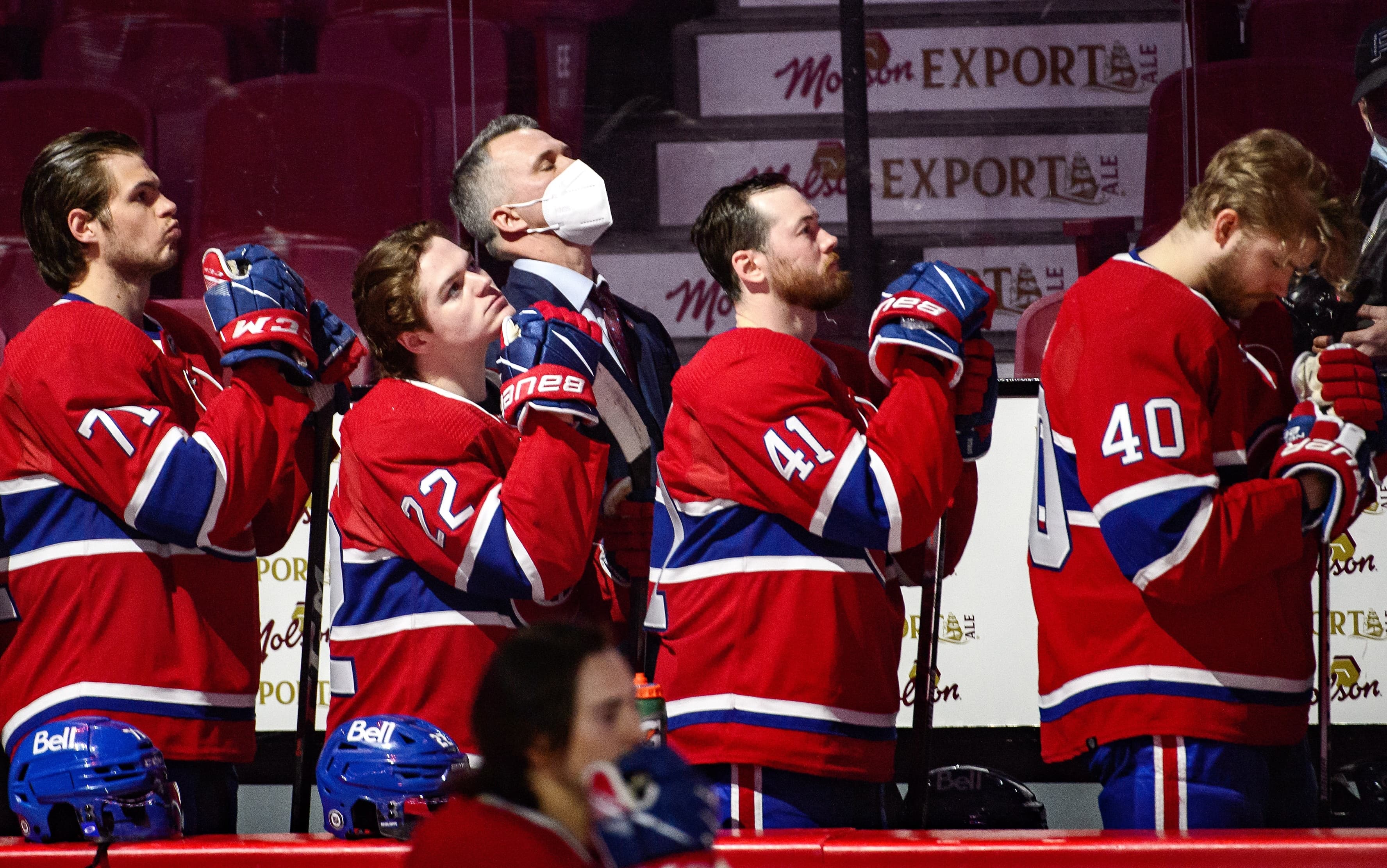 Martin St-Louis était très concentré lors de l’interprétation des hymnes nationaux.