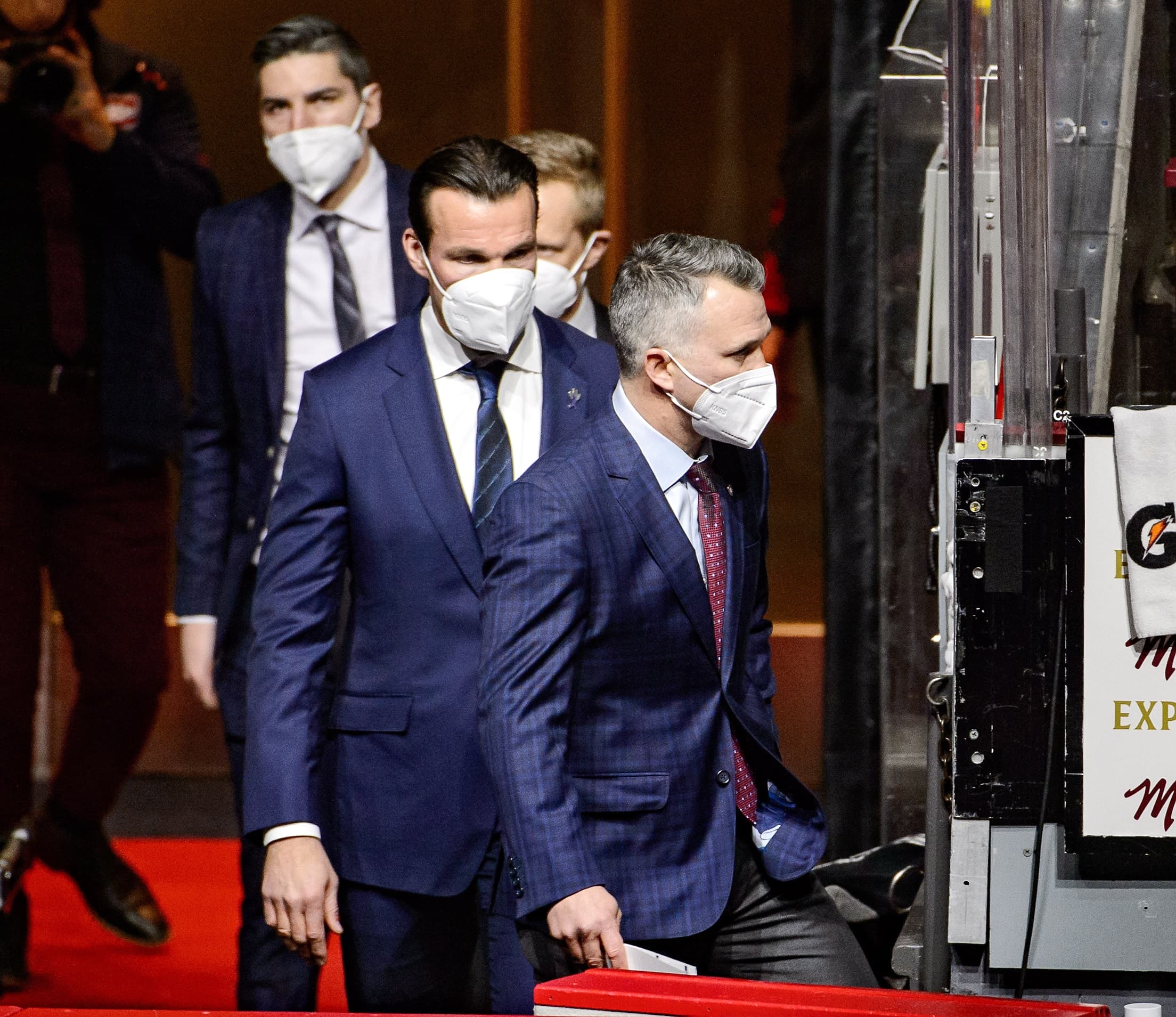 D’un pas décidé, Martin St-Louis se dirigeant vers le banc du Canadien au début de la première période suivi par ses adjoints Luke Richardson, Trevor Letowsky et Alex Burrows.