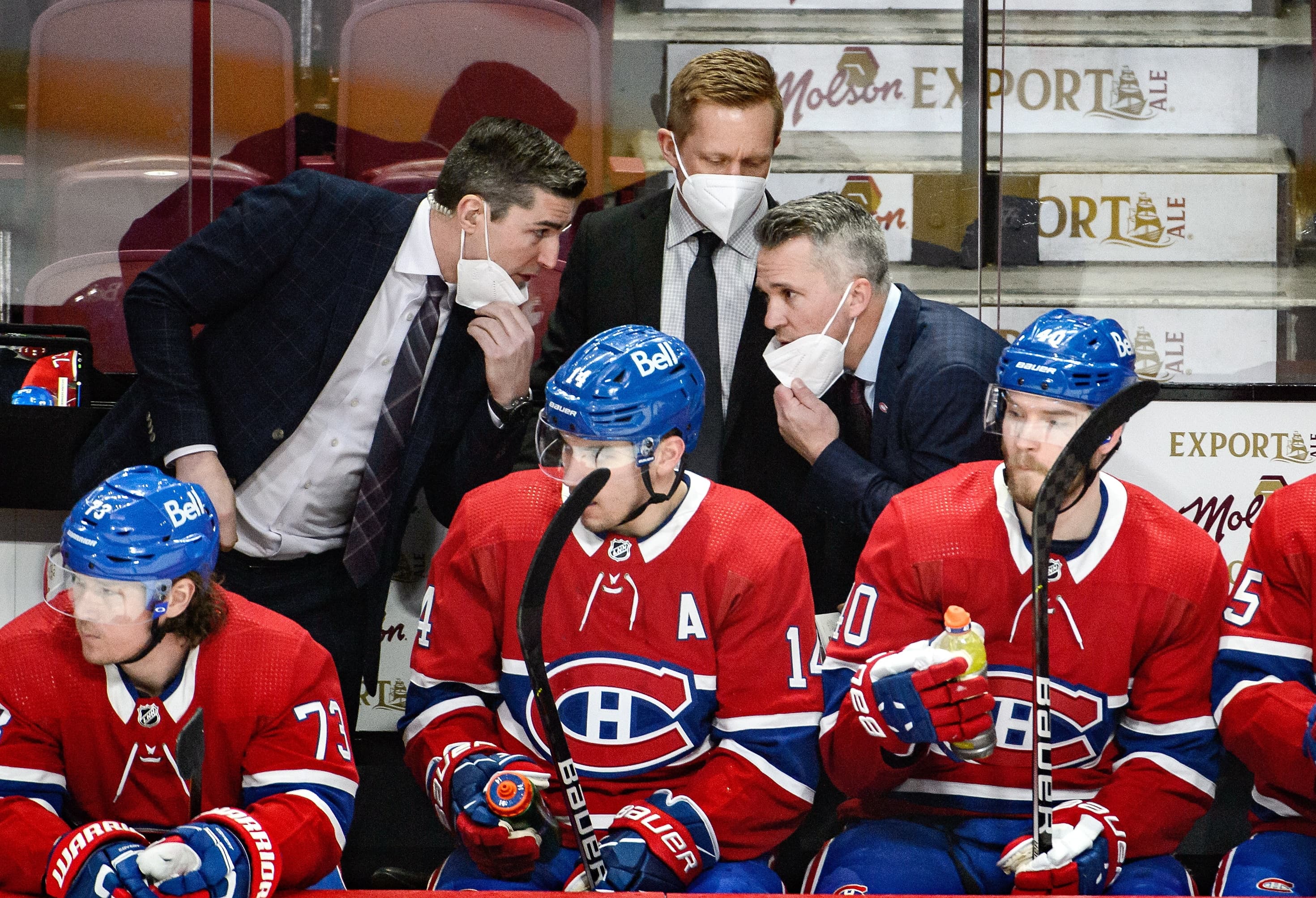 Le nouvel entraîneur du Canadien Martin St-Louis a consulté ses adjoints Alex Burrows et Trevor Letowsky durant le match.