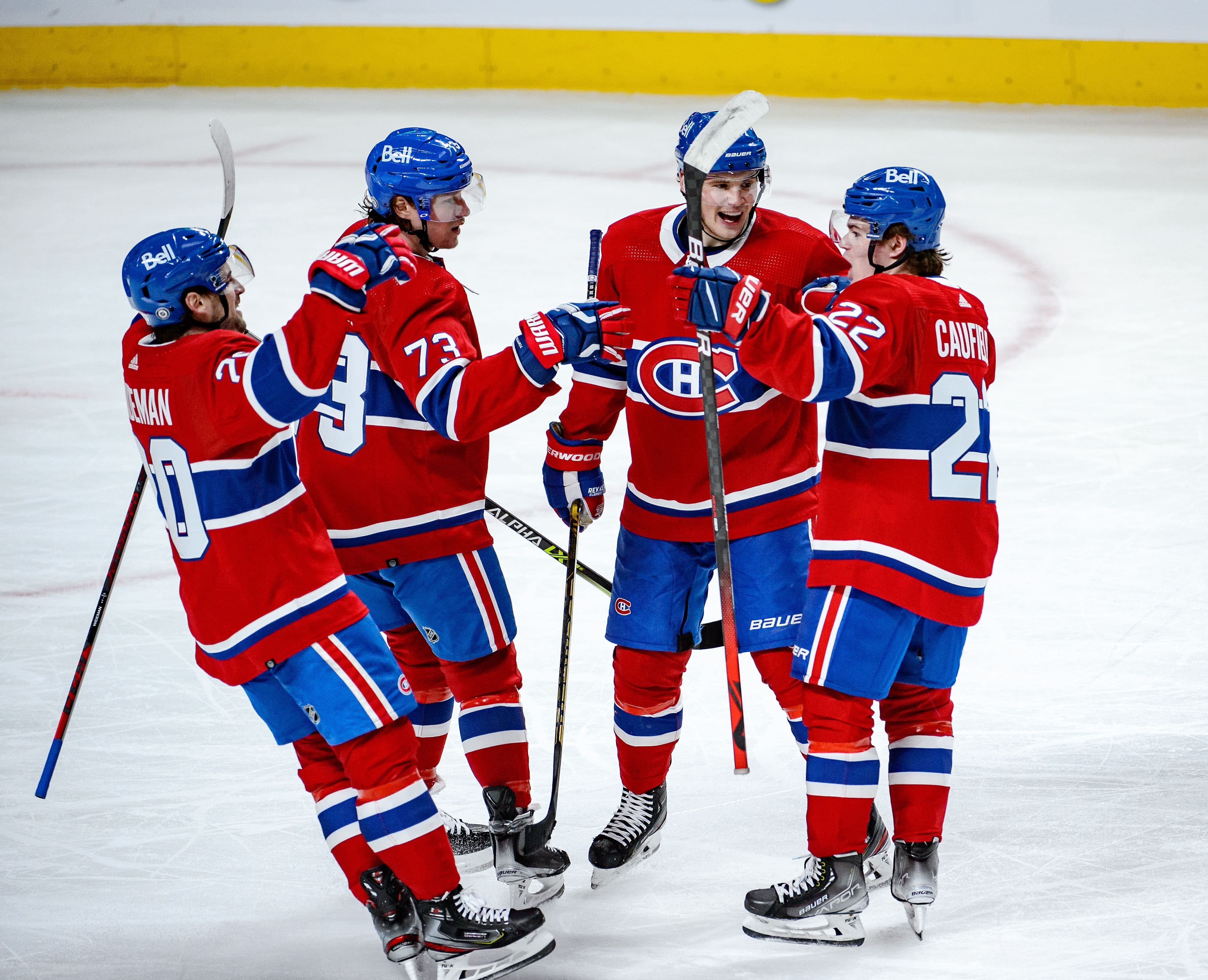 Fausse joie pour Cole Caufield qui est félicité par ses coéquipiers après avoir marqué un but qui a été refusé au dernier engagement.
