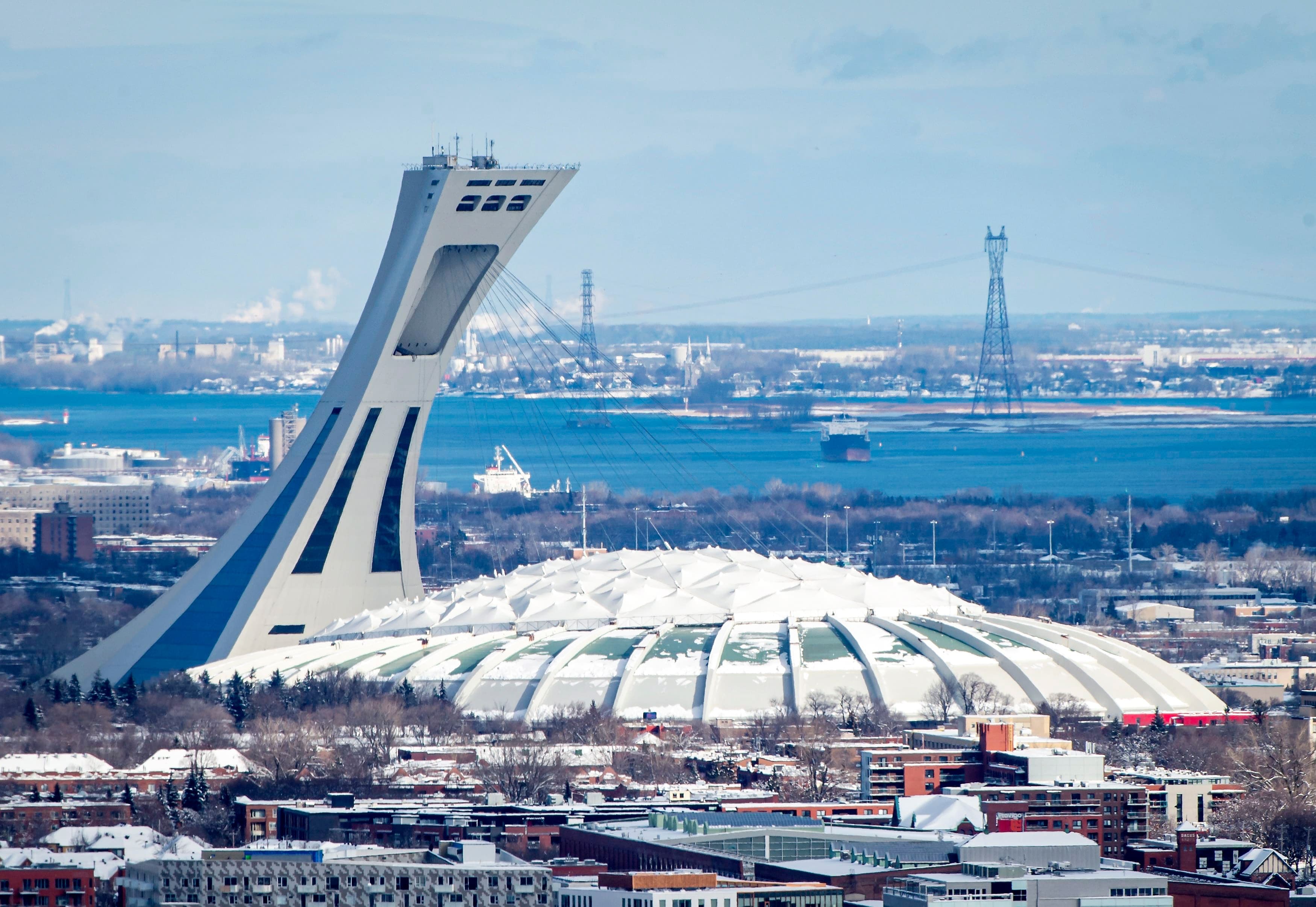 Le Stade olympique de Montréal vu des airs en janvier 2021.