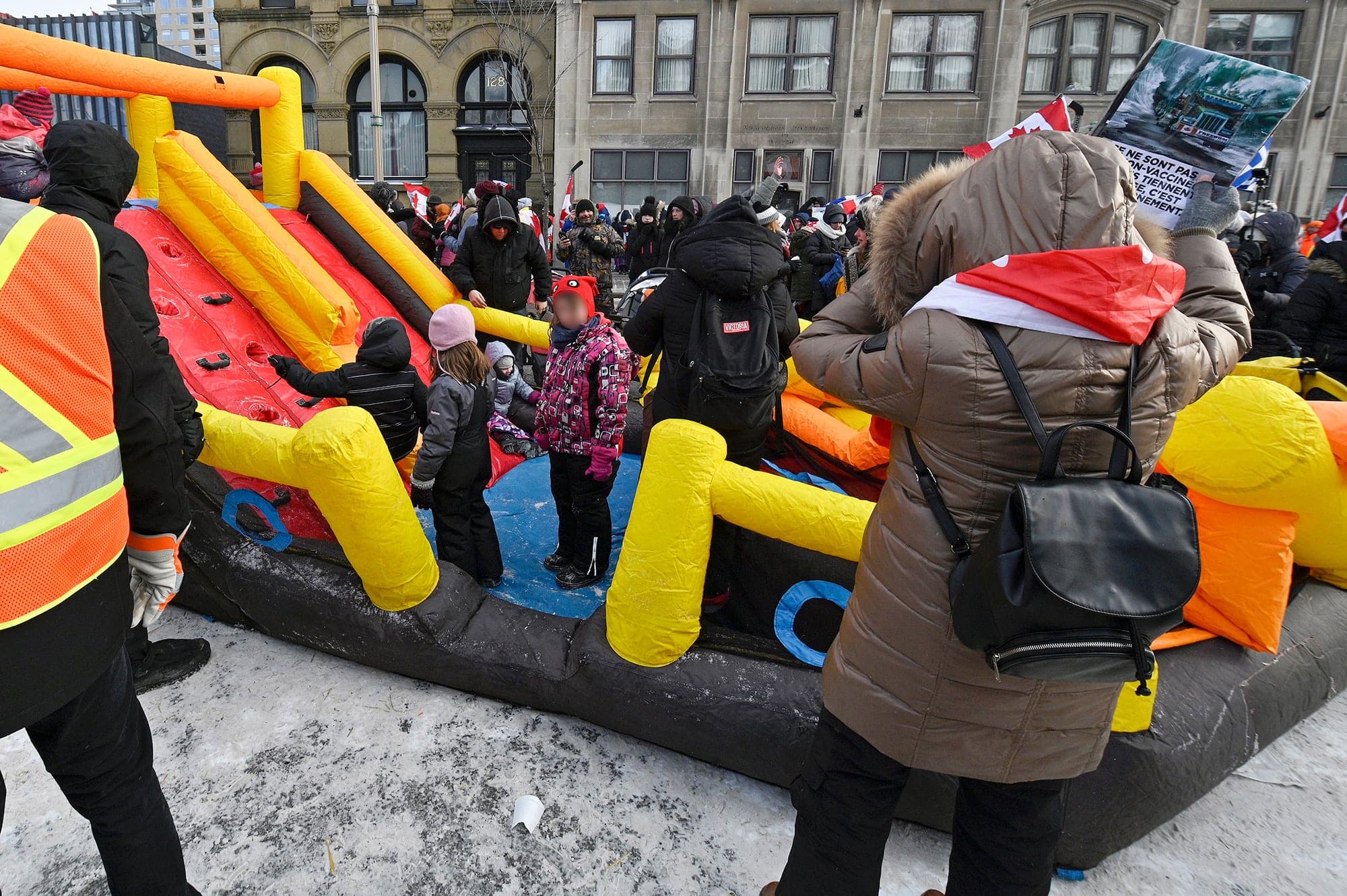 Des enfants s’amusaient samedi après-midi dans les jeux gonflables, installés à quelques mètres seulement des camions immobilisés.