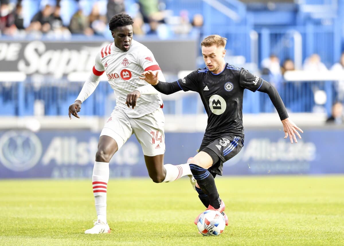 Djordje Mihailovic, que l’on voit ici en contrôle du ballon face à Noble Okello, du Toronto FC, en sera à son premier match de quart de finale en Ligue des champions mardi soir.