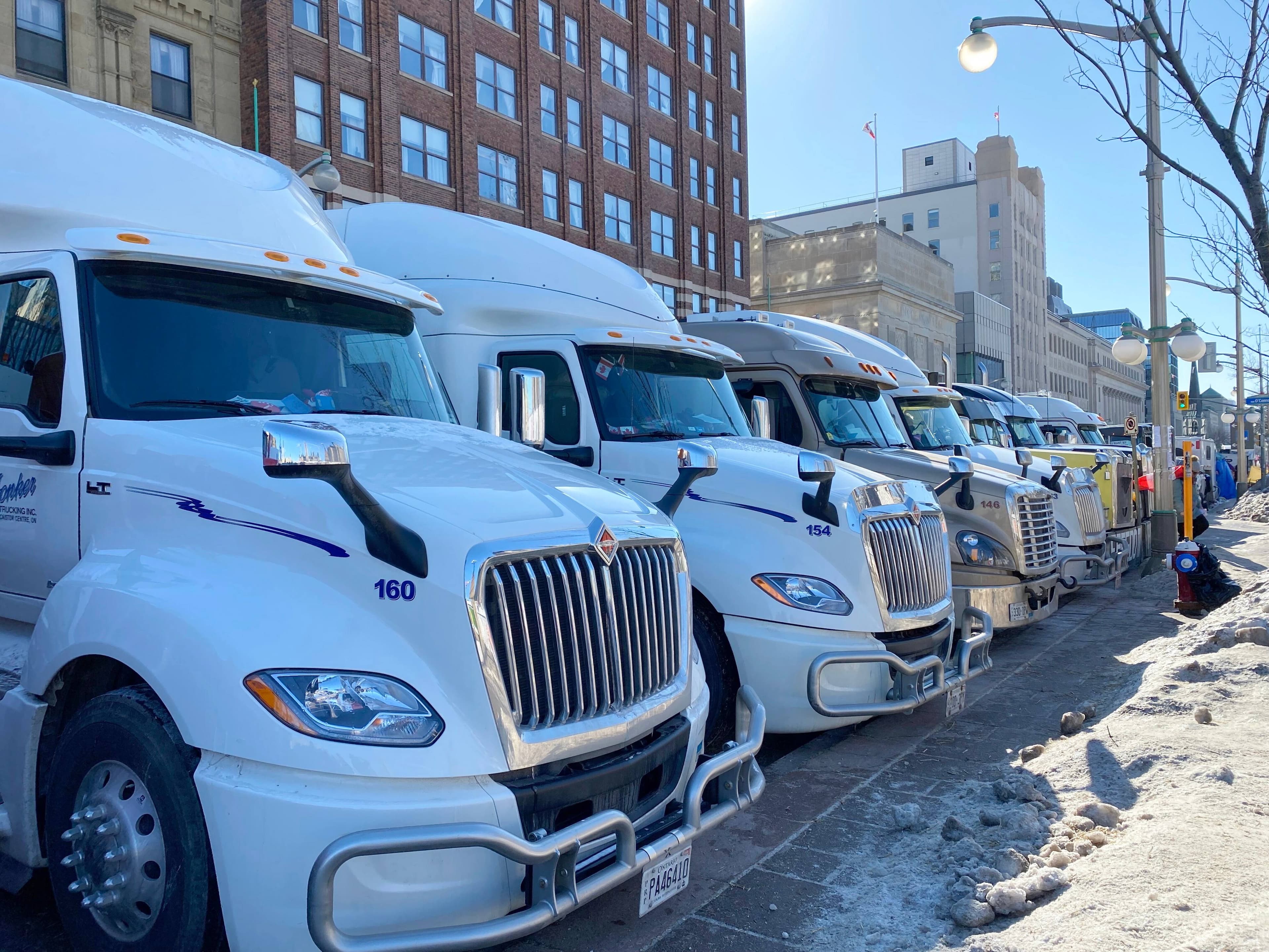Les camions devant le parlement ont changé de position pour accueillir les nouveaux véhicules.