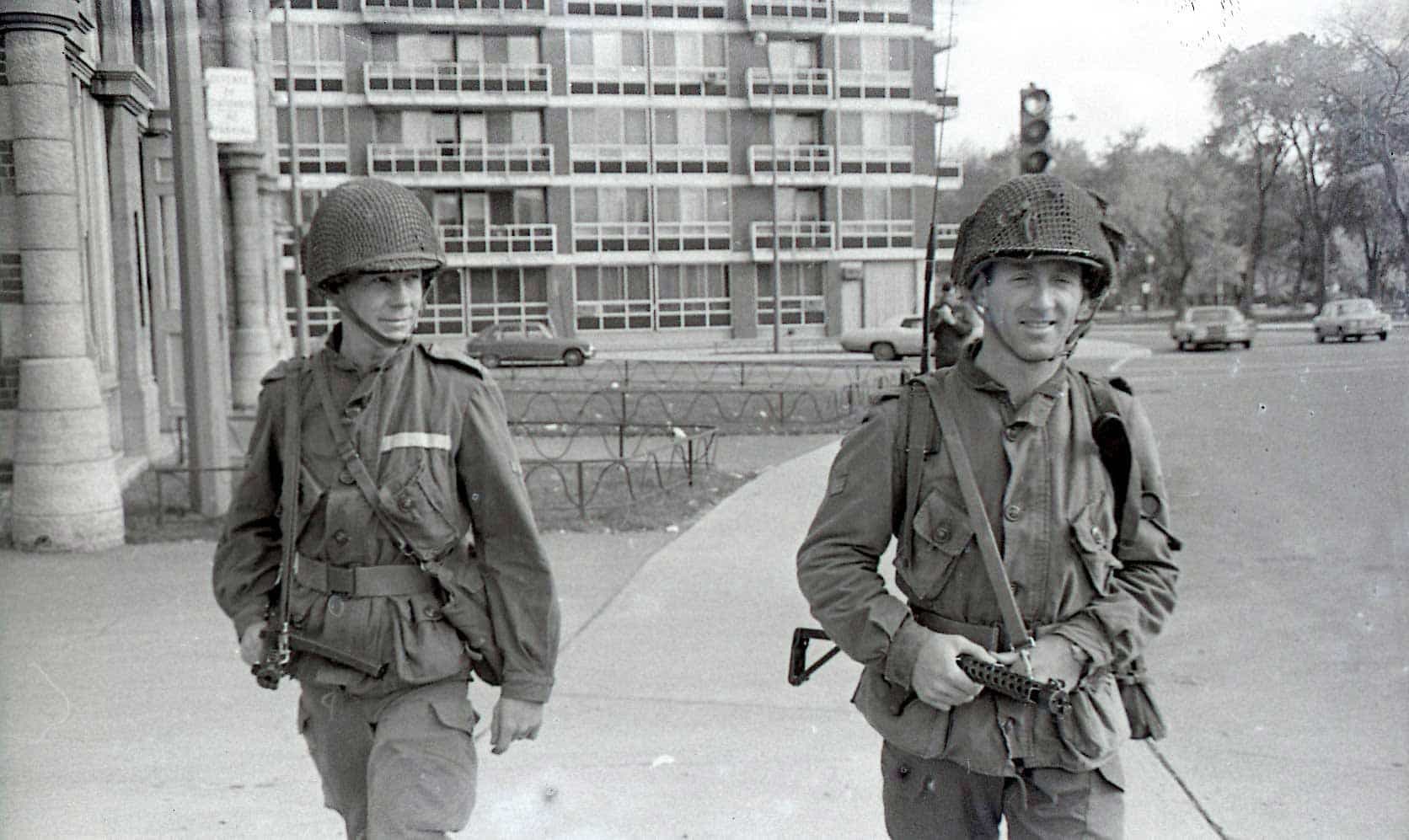Après que Pierre Elliot Trudeau ait proclamé la Loi sur les mesures de guerre le 16 octobre 1970, il était possible d’apercevoir des soldats dans les lieux publics, à Montréal, comme sur cette photo prise au parc La Fontaine.