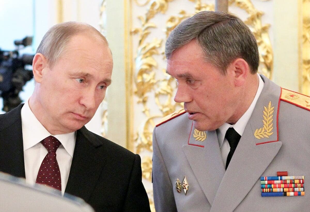 Vladimir Poutine et Valery Gerasimov, chef d’état-major des armées russes.