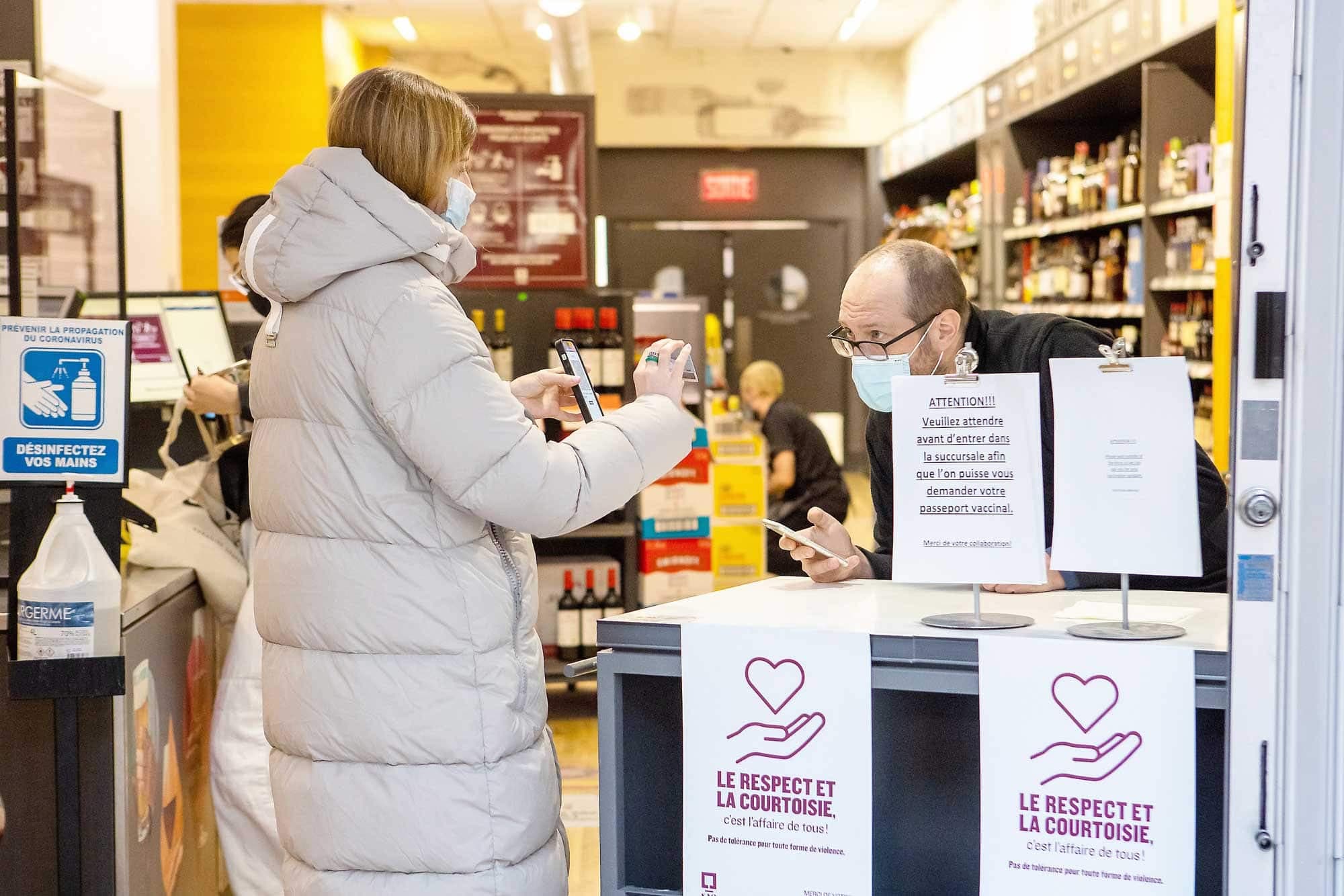 Le passeport vaccinal n’est maintenant plus obligatoire pour entrer dans les SAQ (photo), SQDC et magasins de grande surface. Le ministre de la Santé, Christian Dubé, a dit mardi que le passeport a convaincu près de 600 000 personnes à se faire vacciner.