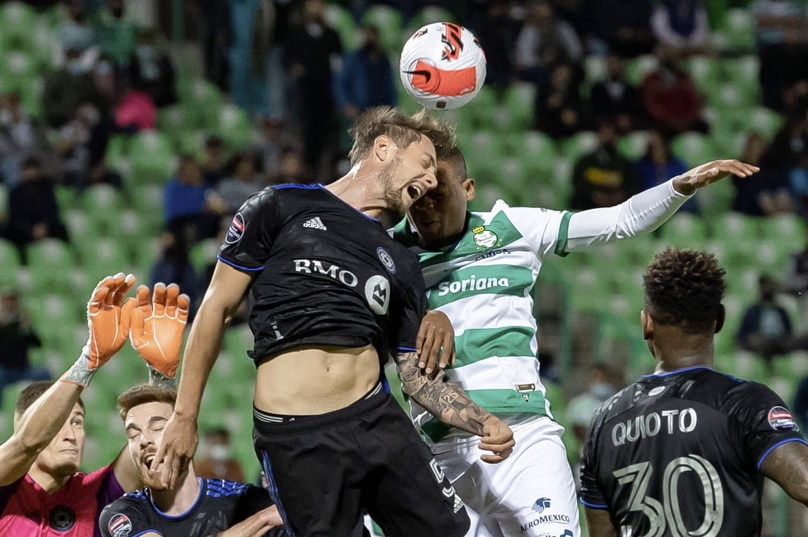 Djordje Mihailovic a lutté de la tête pour le ballon avec un joueur du Santos Laguna, hier, au Mexique.